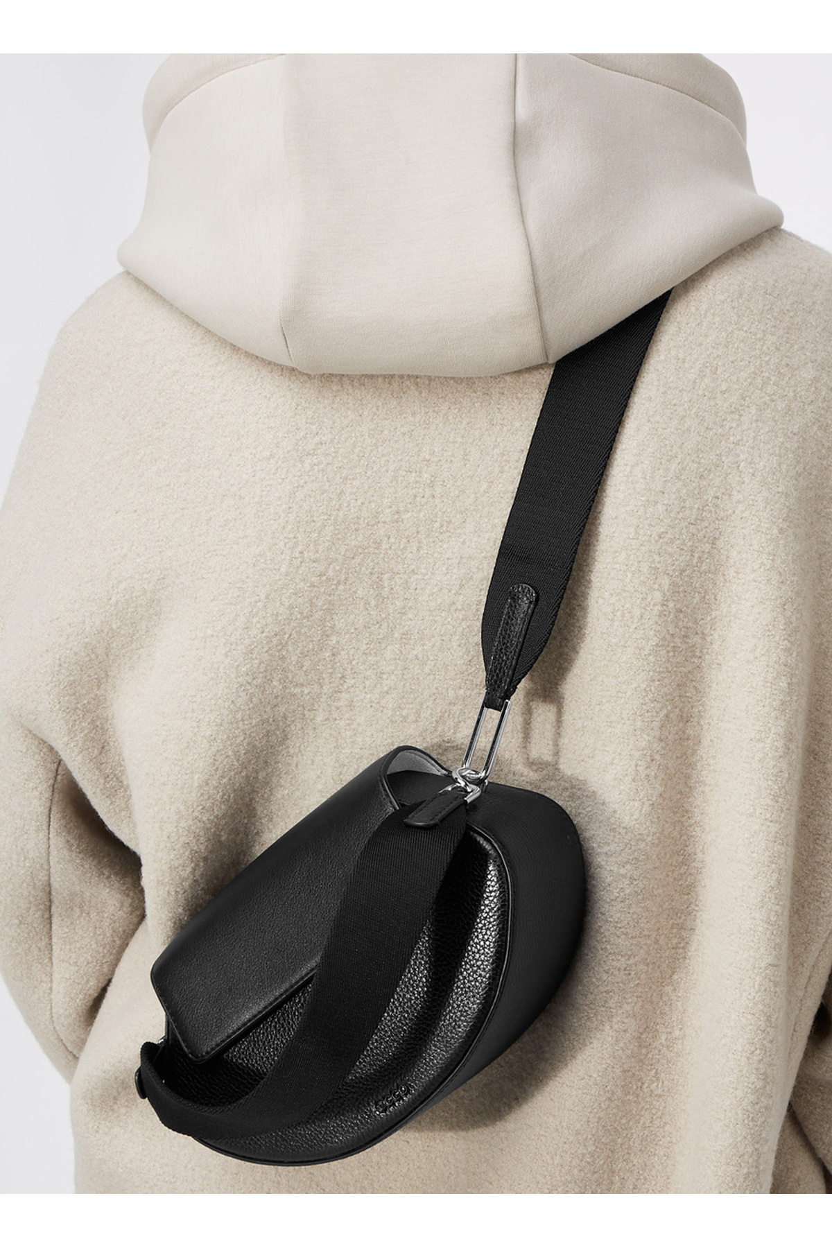 اکو کیف دوشی چرمی مشکی سایز 24x15x11