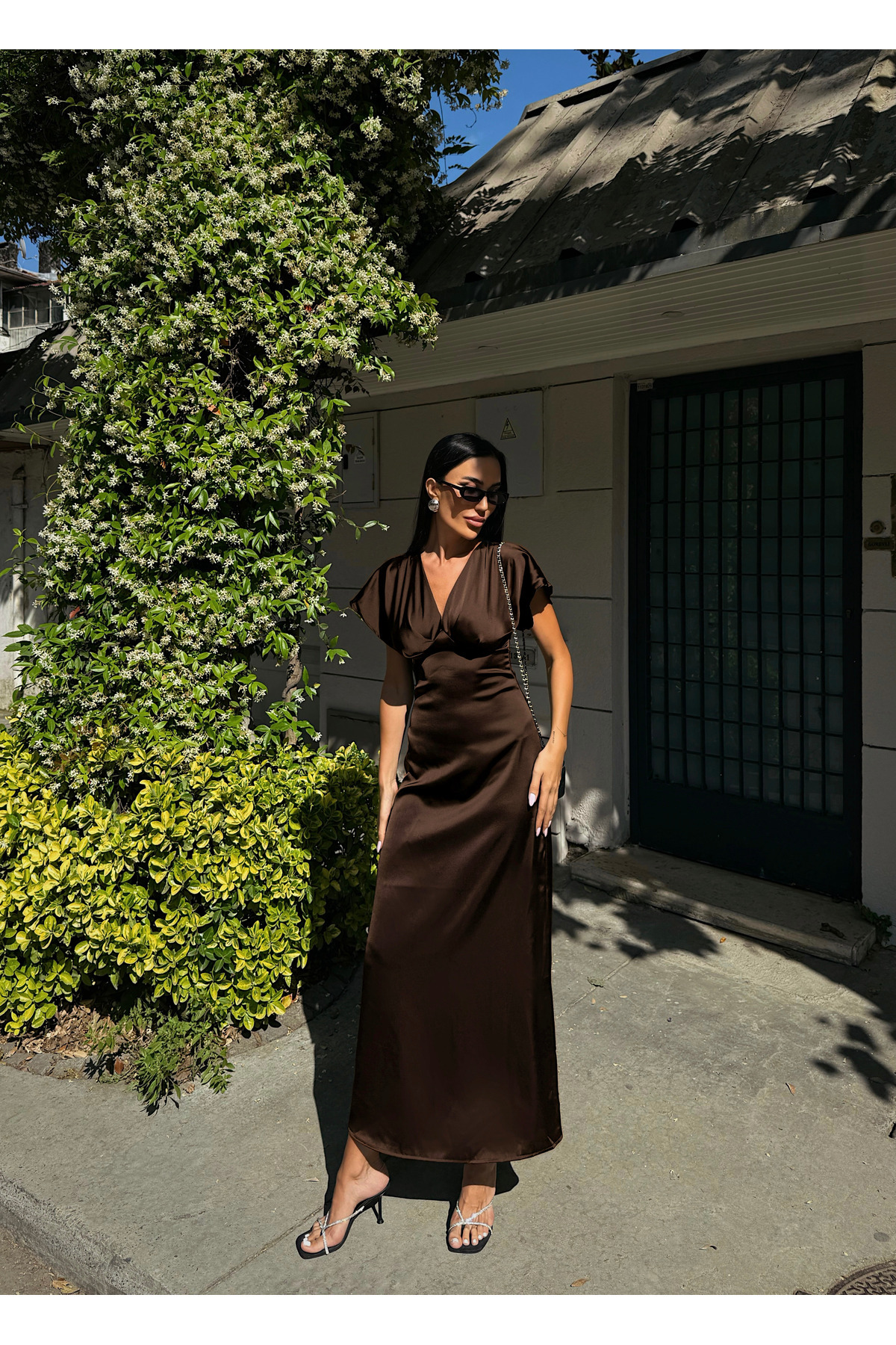 OLSAMODA  KADIN V YAKA PİLELİ SATEN MİDİ ELBİSE - Görsel 4