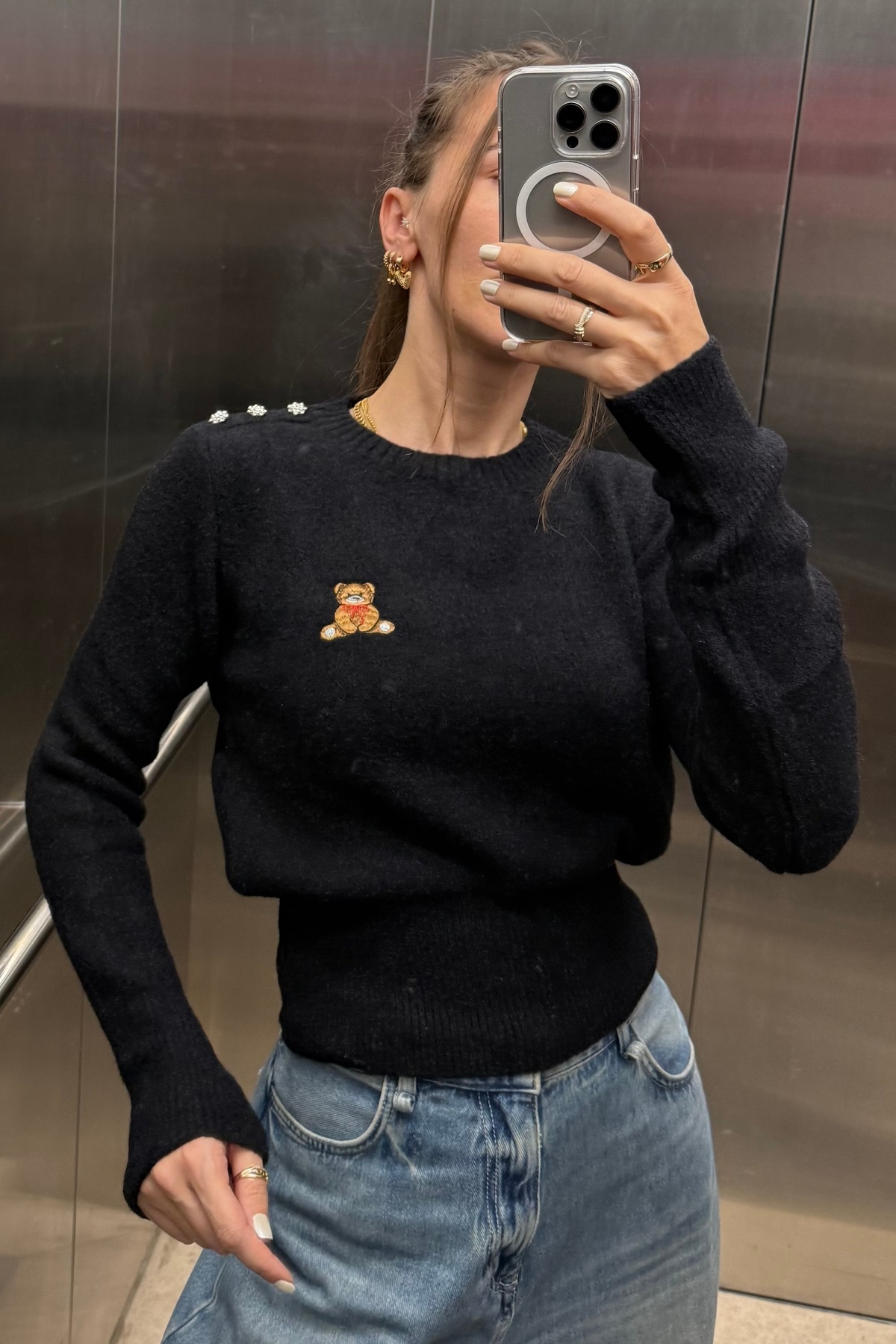 Noi Belis Puha textúrájú mackó hímzett kötött pulóver AW25KZ0031