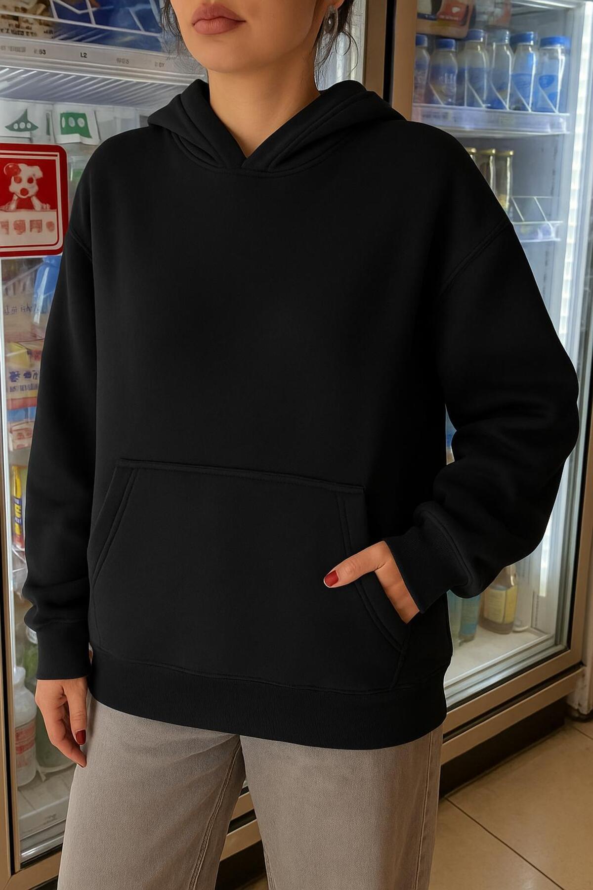 trendgar Černá mikina s kapucí, leopardí vzor na zádech, klokaní kapsa.