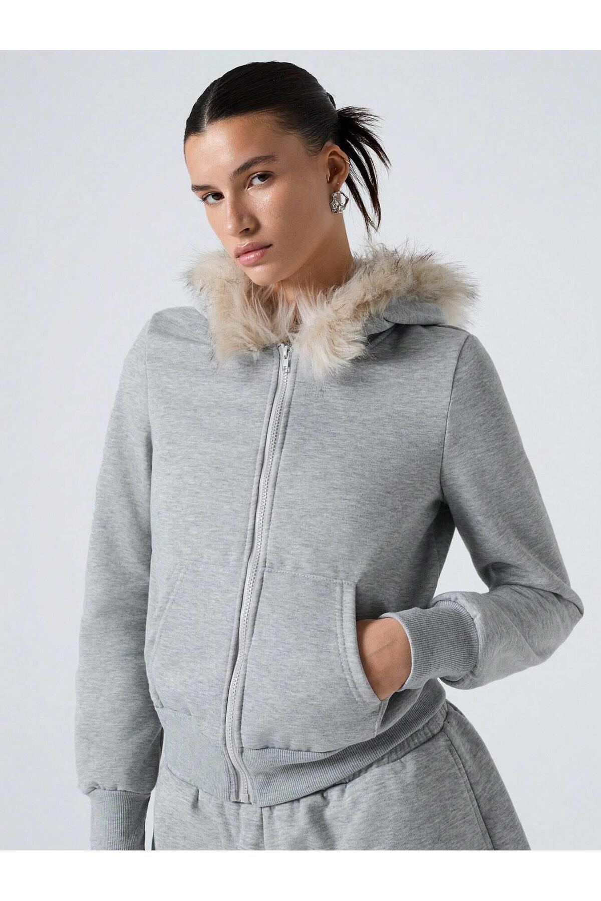 Afri  Kadın Gri Fermuarlı Kapüşonlu Sweatshirt – Kürklü Kapüşon, Cepli, Rahat Kalıp - Görsel 2