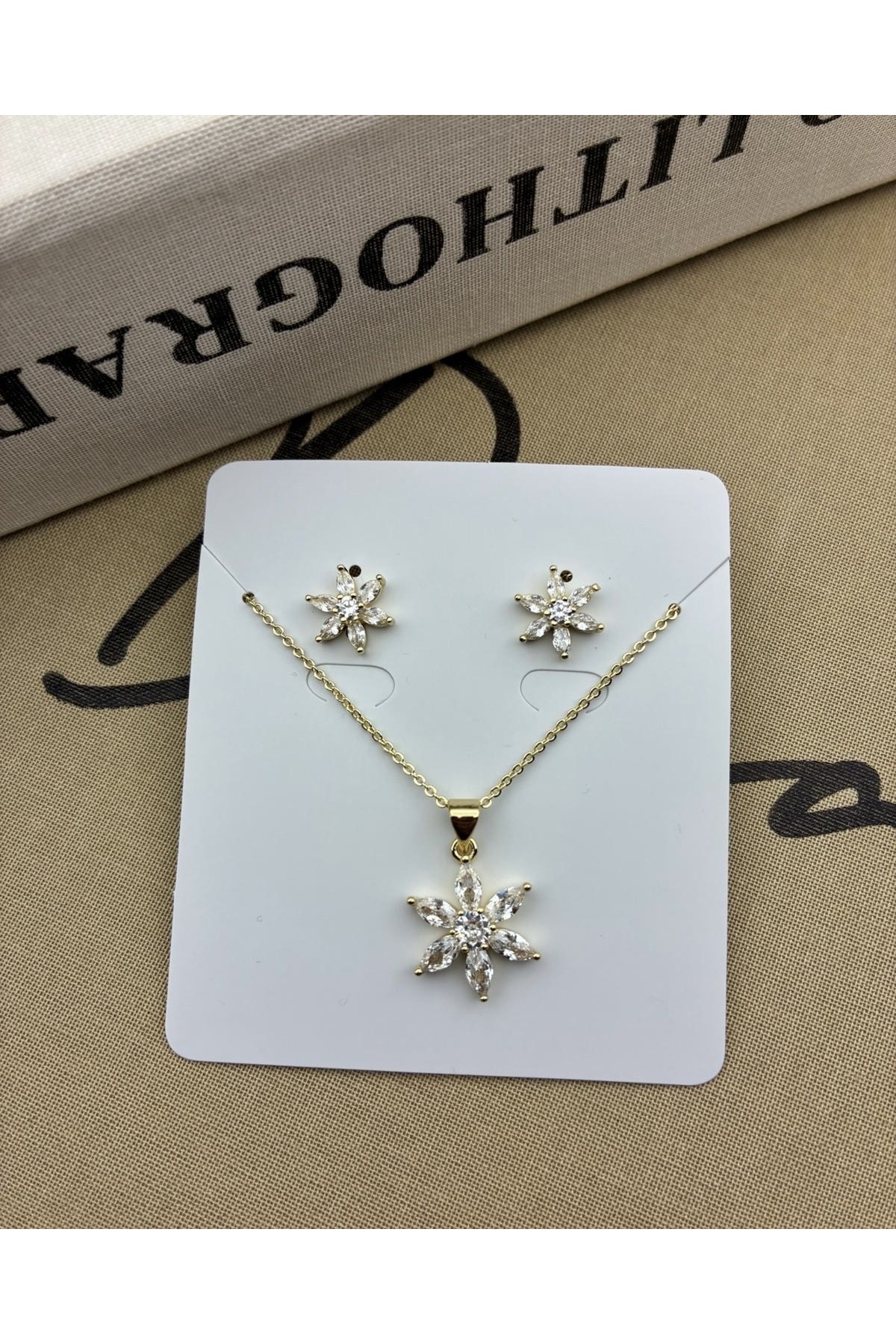 Hedef Bijuteri 14K Gold Renk Zirkon Taşlı Altı Yapraklı Çiçek Kolye Küpe Seti