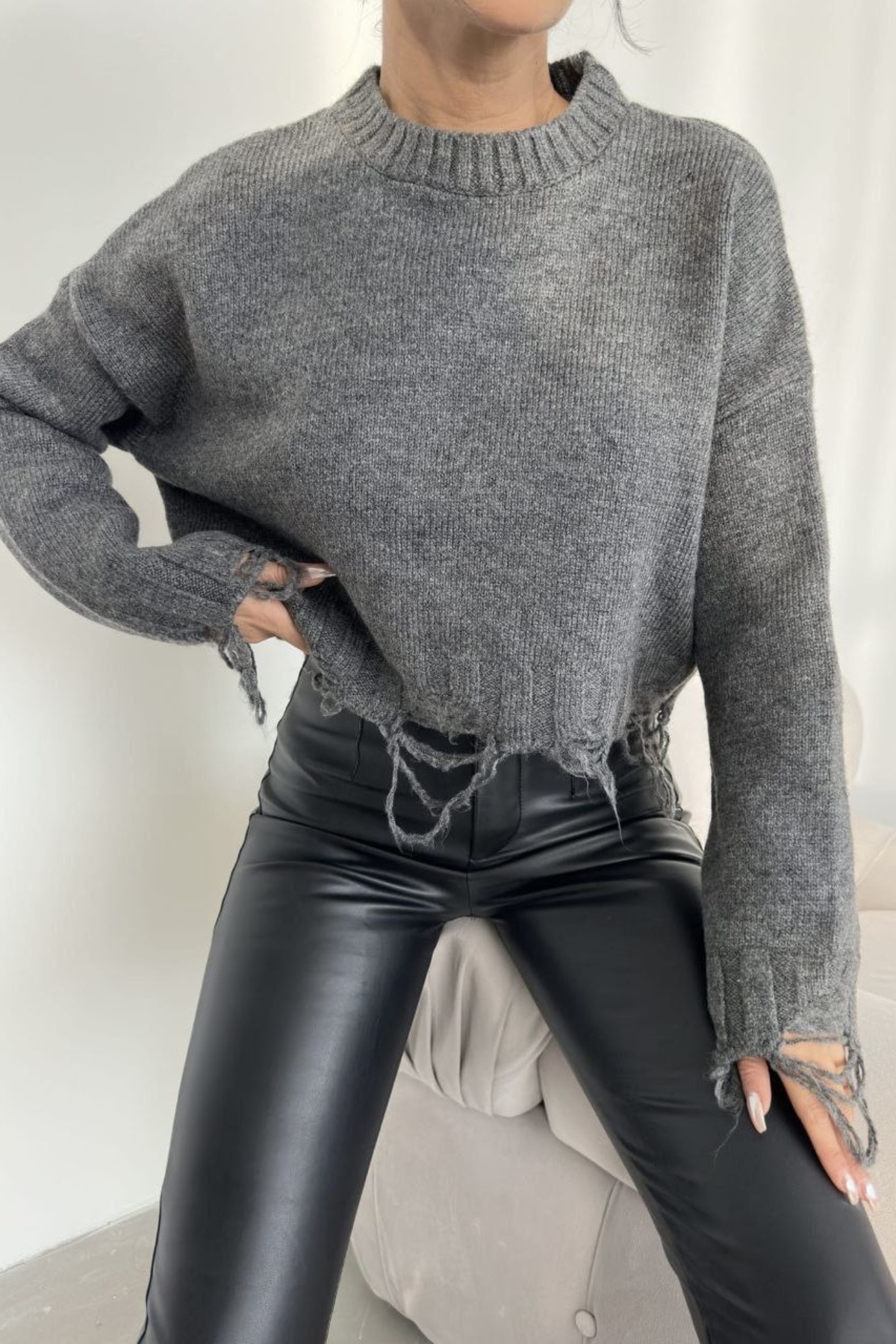 Noi Belis Pletený svetr s výstřihem a detaily splývavého materiálu AW25KZ0047