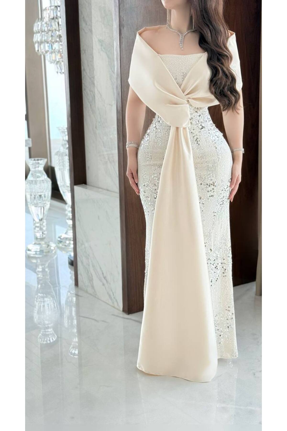 فستان سهرة أوف وايت مطرز بترتر فضي