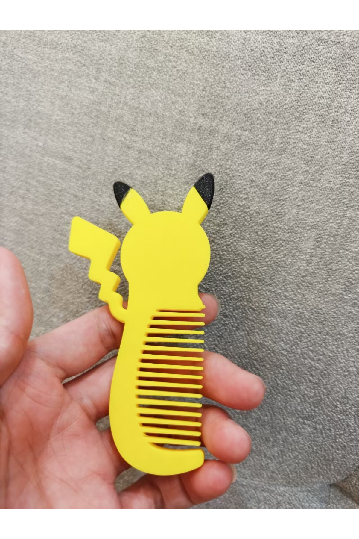 Pikachu Temalı Çocuk Saç Tarağı – 3D Baskı Dekoratif ve Kullanışlı Obje (12 cm)