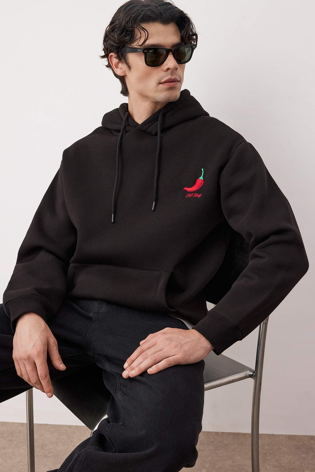 Trendyolmilla Man Siyah Biber Nakışlı Oversize/Geniş Kesim İçi Polarlı Kapüşonlu Sweatshirt TMNAW25SW00016