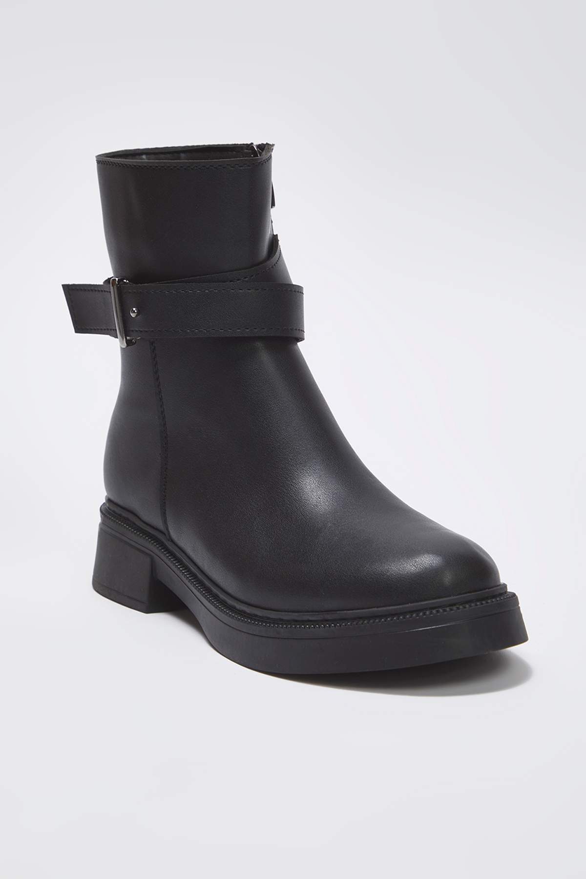 TRENDYOL SHOES Dámské kotníkové boty Chealsea s černým detailem přezky 
 TAKAW26BO00076