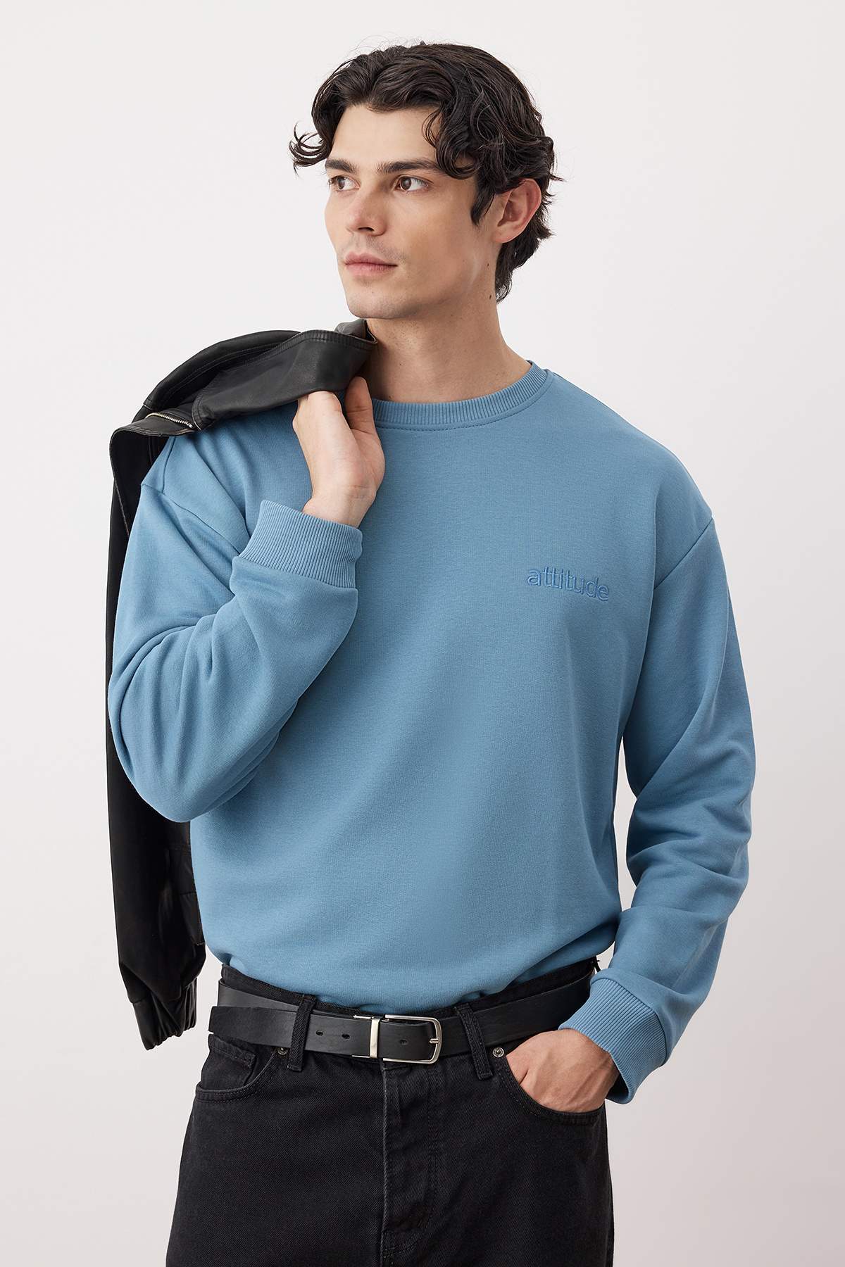 Trendyolmilla Man Indigo Oversize/Geniş Kesim Yazı Nakışlı Şardonsuz Sweatshirt TMNAW24SW00039