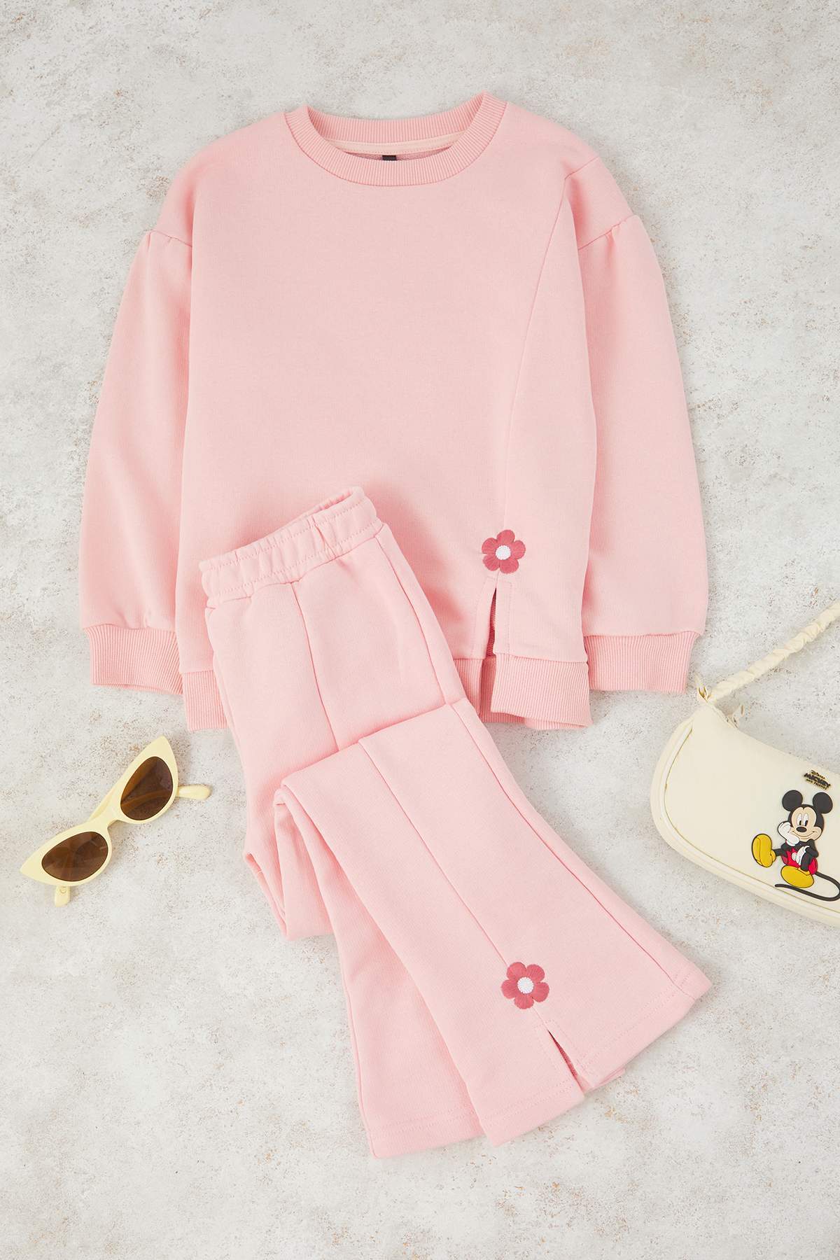 TRENDYOLKIDS Hellrosa Baumwoll-Blumenmuster, reguläres Strick-Oberteil und Unterteil für Mädchen – Set TKDAW26AU00011