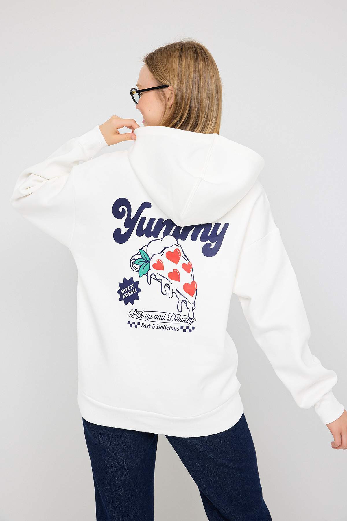 Trendyolmilla  Teen Ekru Sırt Baskılı Oversize/Geniş Kalıp Kapüşonlu Örme Sweatshirt TWOAW26SW00166