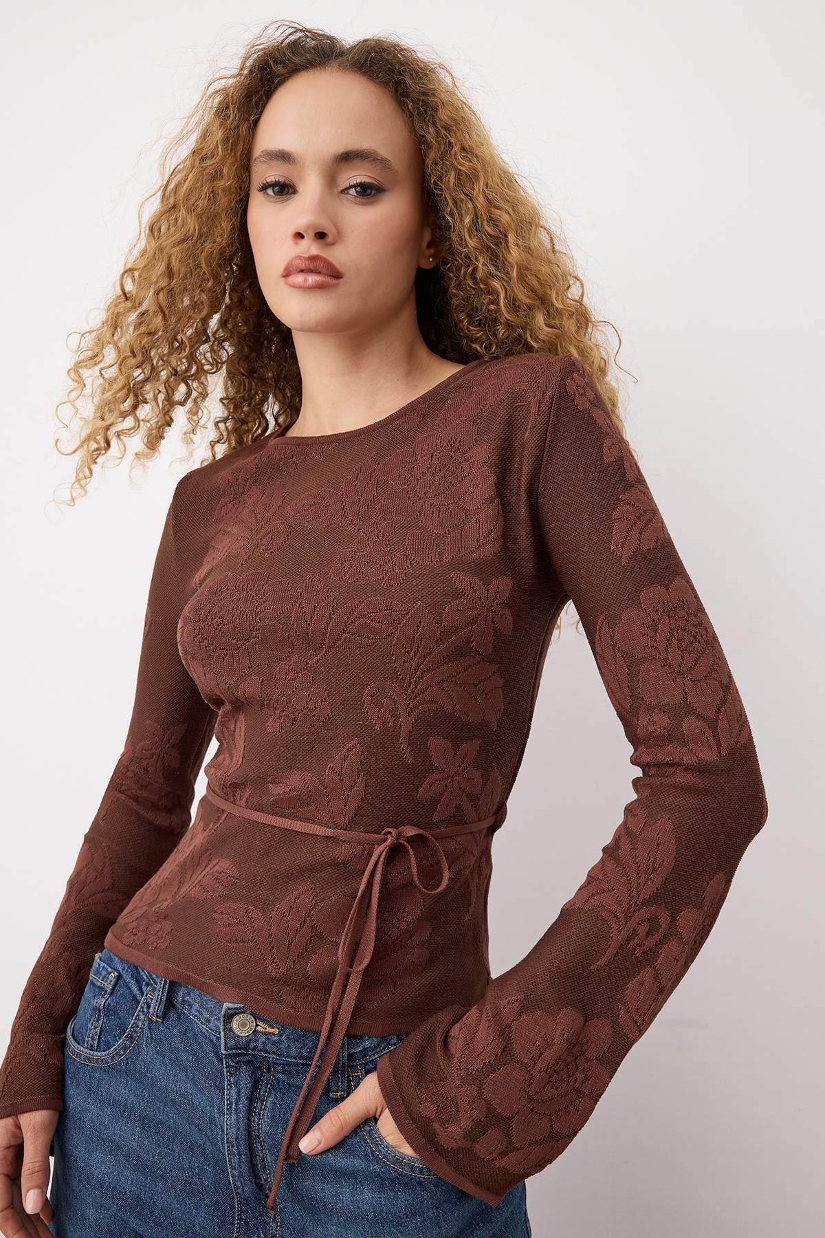 Trendyolmilla  Kahverengi Merserize Görünümlü Gül Desen Dokulu Triko Kazak TWOAW26KZ00054