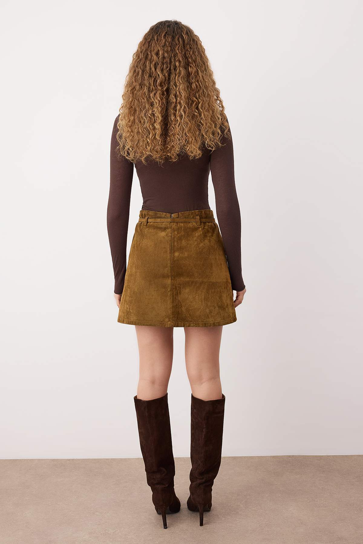 Trendyolmilla  Camel Süet Görünümlü Kemer Detaylı Mini Denim Etek TWOAW26ET00095 - Görsel 5