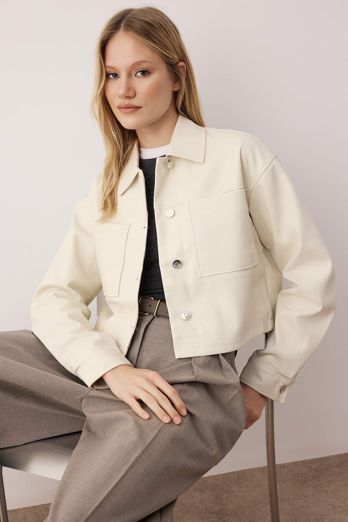 Колекція Trendyol Куртка-пальто зі штучної шкіри зі звичайною формою екрю TWO...