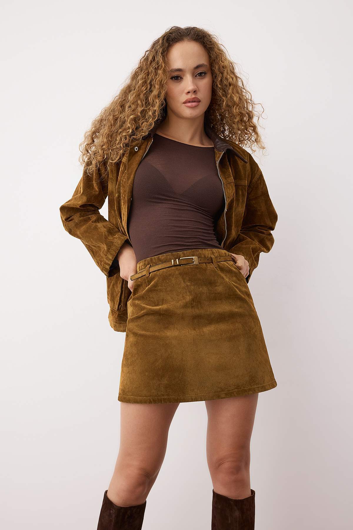 Trendyolmilla  Camel Süet Görünümlü Kemer Detaylı Mini Denim Etek TWOAW26ET00095