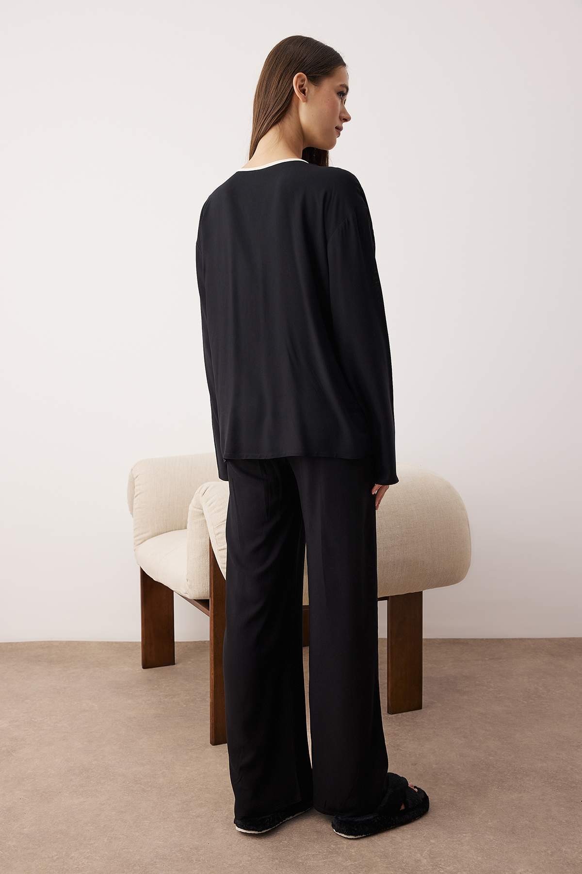 Trendyolmilla  Siyah Kurdele/Fiyonk ve Biye Detaylı Viskon Dokuma Pijama Takımı THMAW26PT00007 - Görsel 4