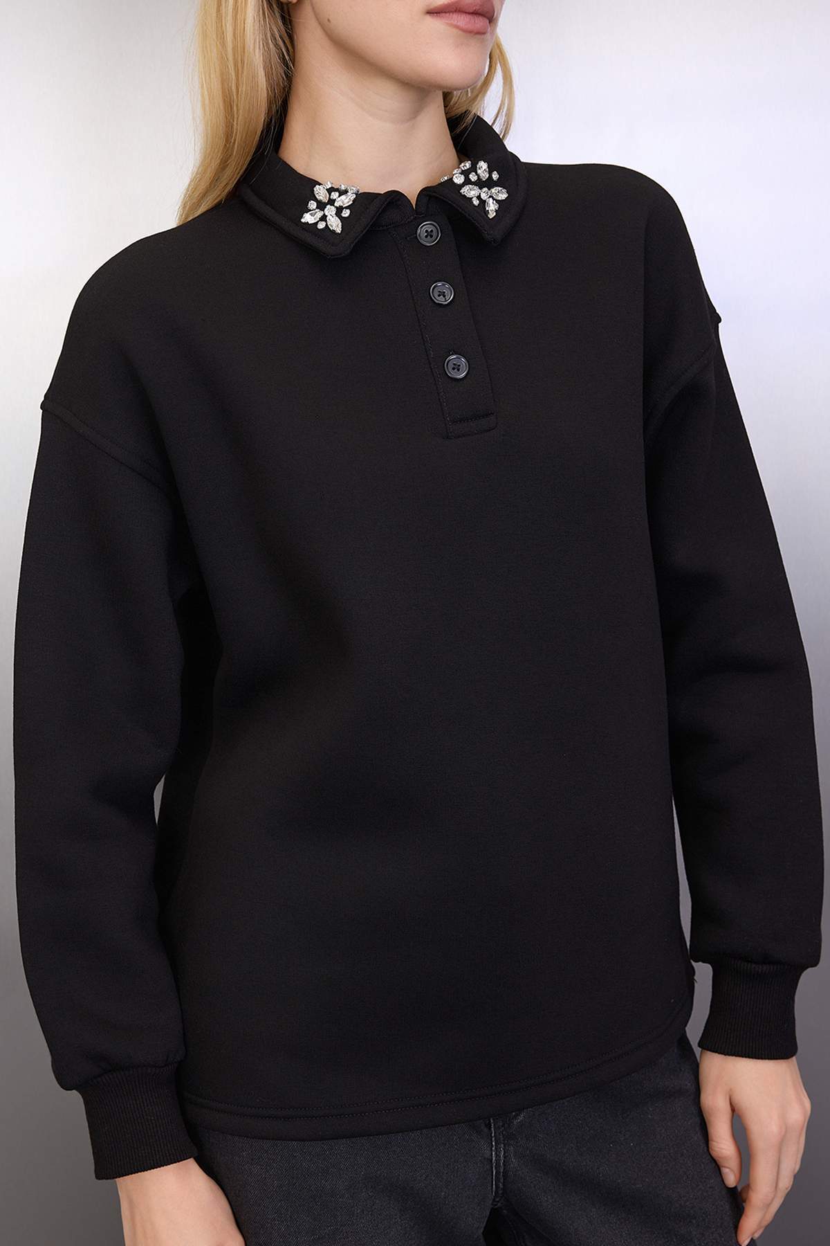 Trendyolmilla  Siyah Yakası Taş Detaylı Oversize/Geniş Kalıp Örme Sweatshirt TWOAW26SW00121 - Görsel 4
