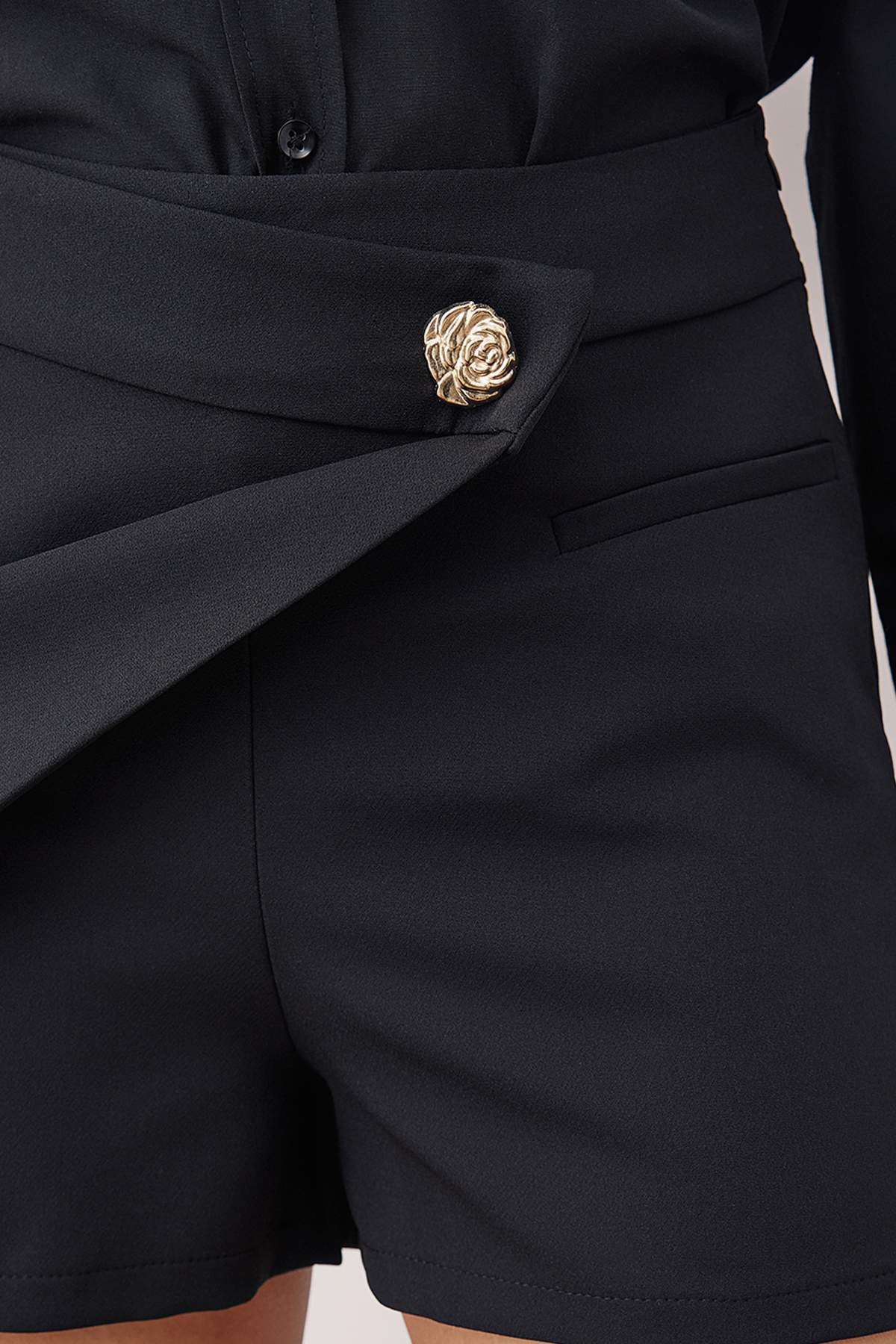 Trendyol Collection Schwarzer Mini-Shortsrock mit Knopfdetail Shorts & Bermuda TWOAW26SR00027