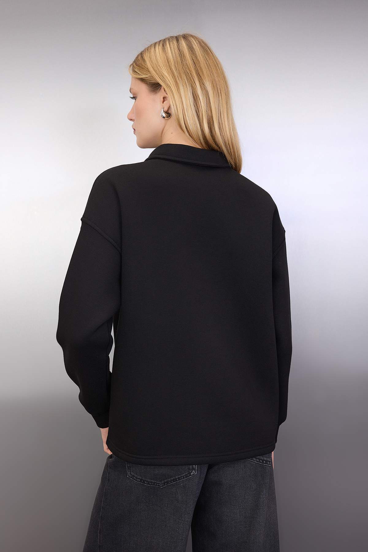 Trendyolmilla  Siyah Yakası Taş Detaylı Oversize/Geniş Kalıp Örme Sweatshirt TWOAW26SW00121 - Görsel 5