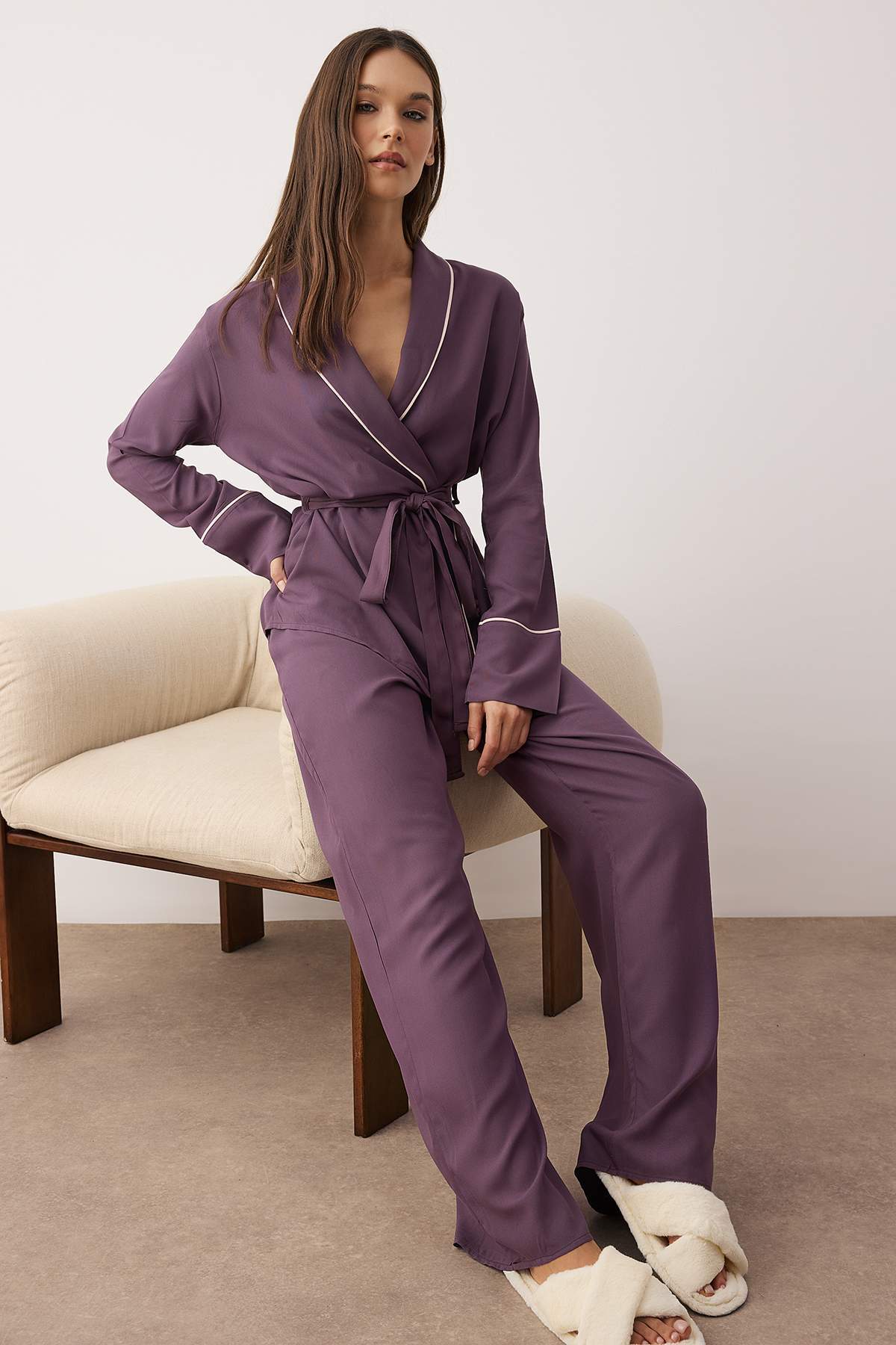 Trendyolmilla  Mürdüm Kuşaklı Biye Detaylı Kruvaze Viskon Dokuma Pijama Takımı THMAW22PT1109 - Görsel 2