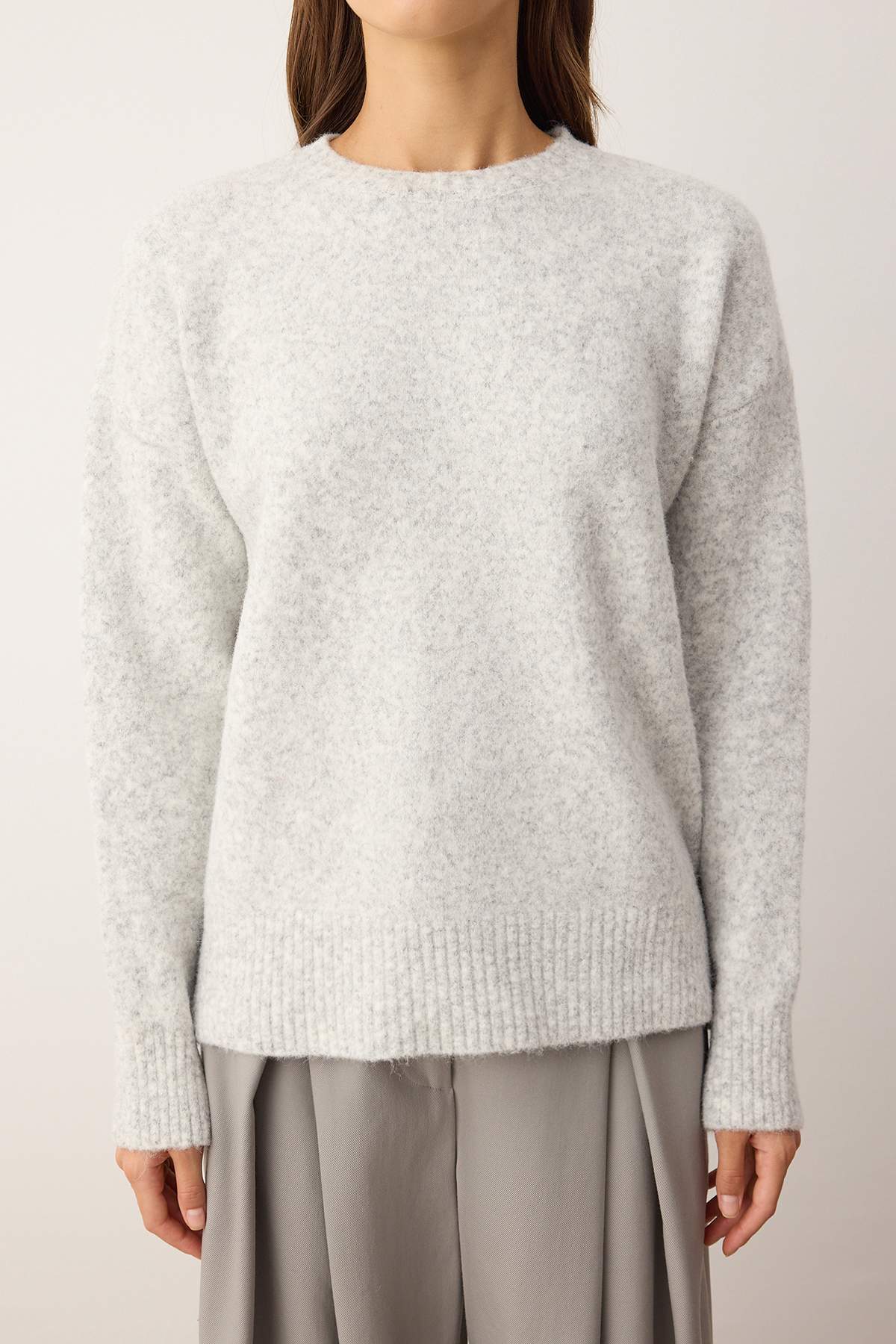 Trendyolmilla  Wardrobe Essentials Gri Yün Karışımlı Tüylü Premium İplik Geniş Kalıp Triko Kazak | TWOAW26KZ00125 - Görsel 3