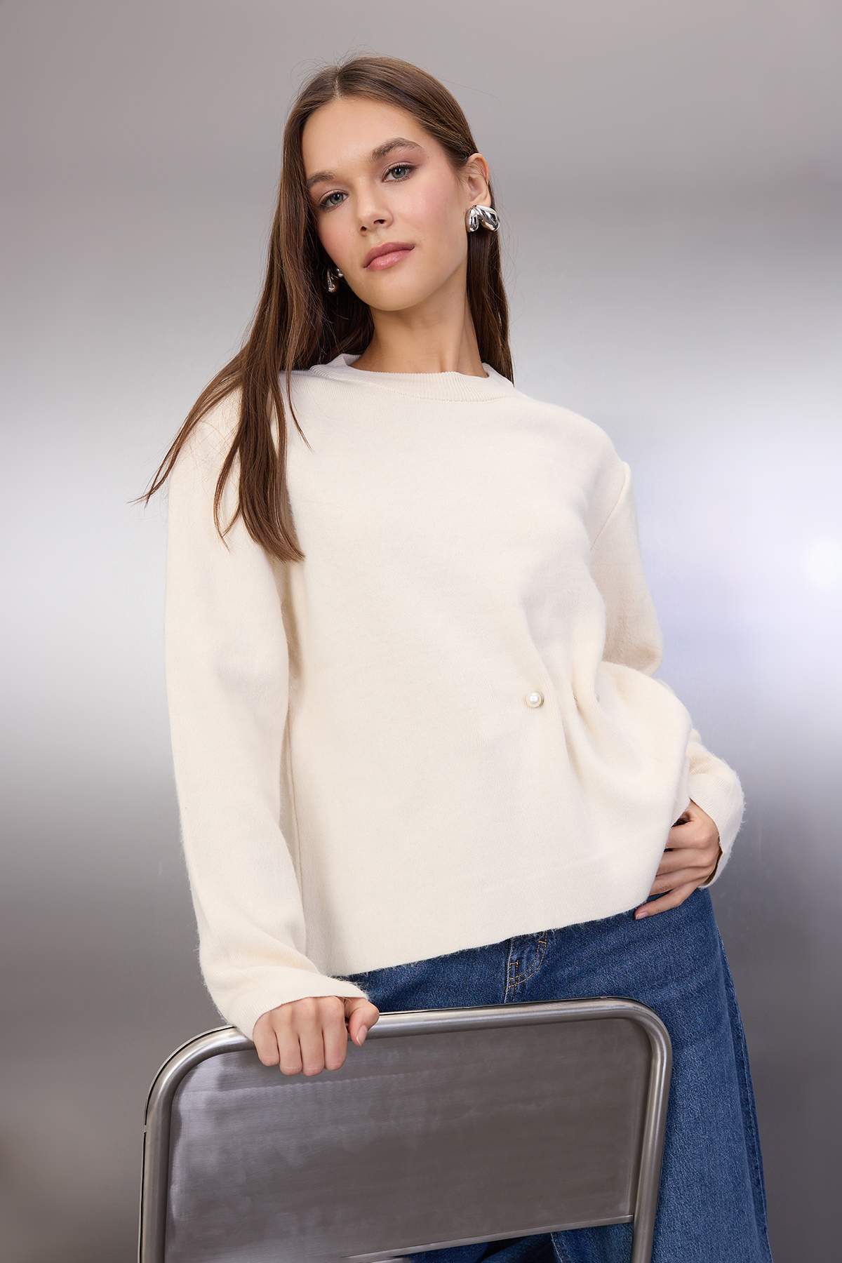 Trendyolmilla  Ekru Yumuşak Dokulu Aksesuar Detaylı Triko Kazak TWOAW26KZ00237 - Görsel 2