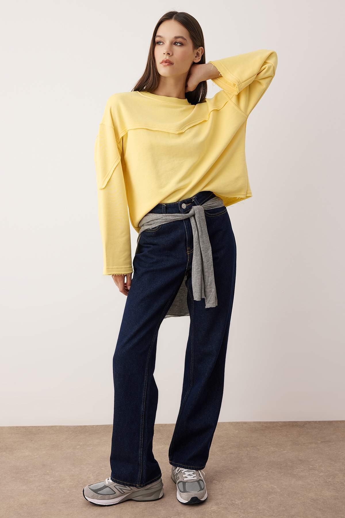 Trendyolmilla  Açık Sarı Kalın Şardonsuz İspanyol Kol Dikiş Detaylı Relaxed Örme Sweatshirt TWOAW26SW00110 - Görsel 2