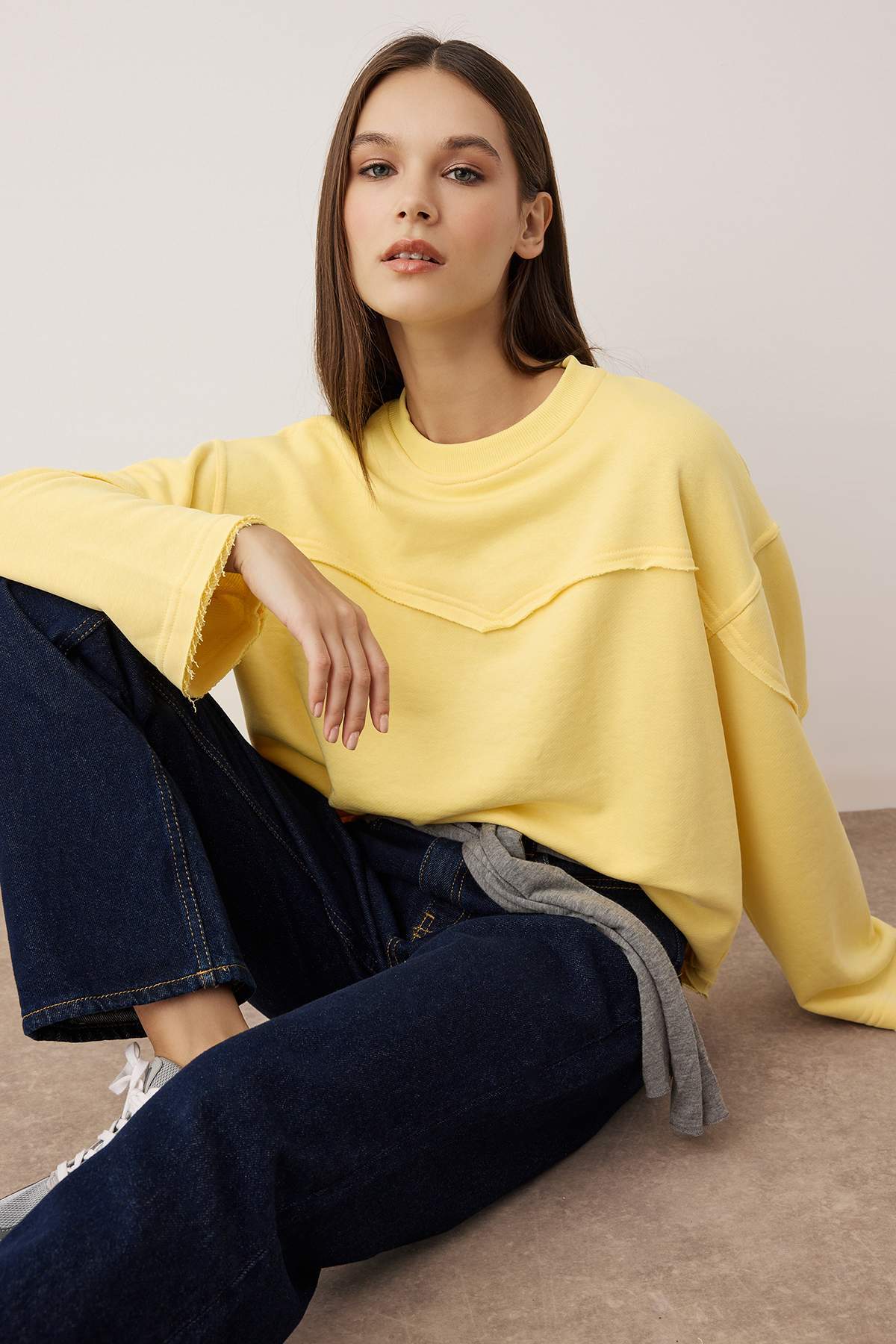 Trendyol Collection Jasnożółta, gruba, bez szwu, hiszpańska, z detalami szwów na rękawach, luźna bluza z dzianiny TWOAW26SW00110