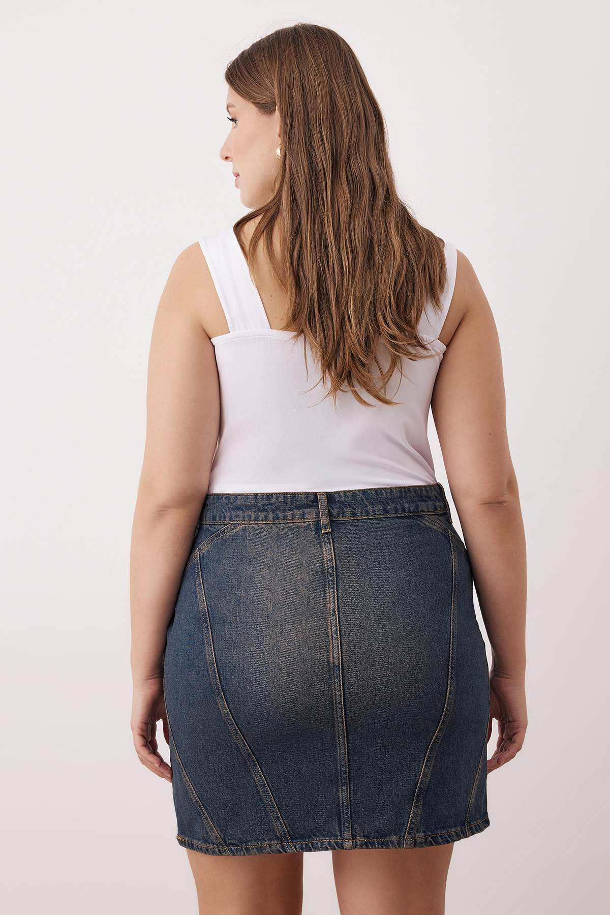 Trendyolmilla  More Sustainable Koyu Mavi Dikiş Detaylı %100 Pamuk Non-Stretch Mini Denim Etek TBBAW26AZ00037 - Görsel 4