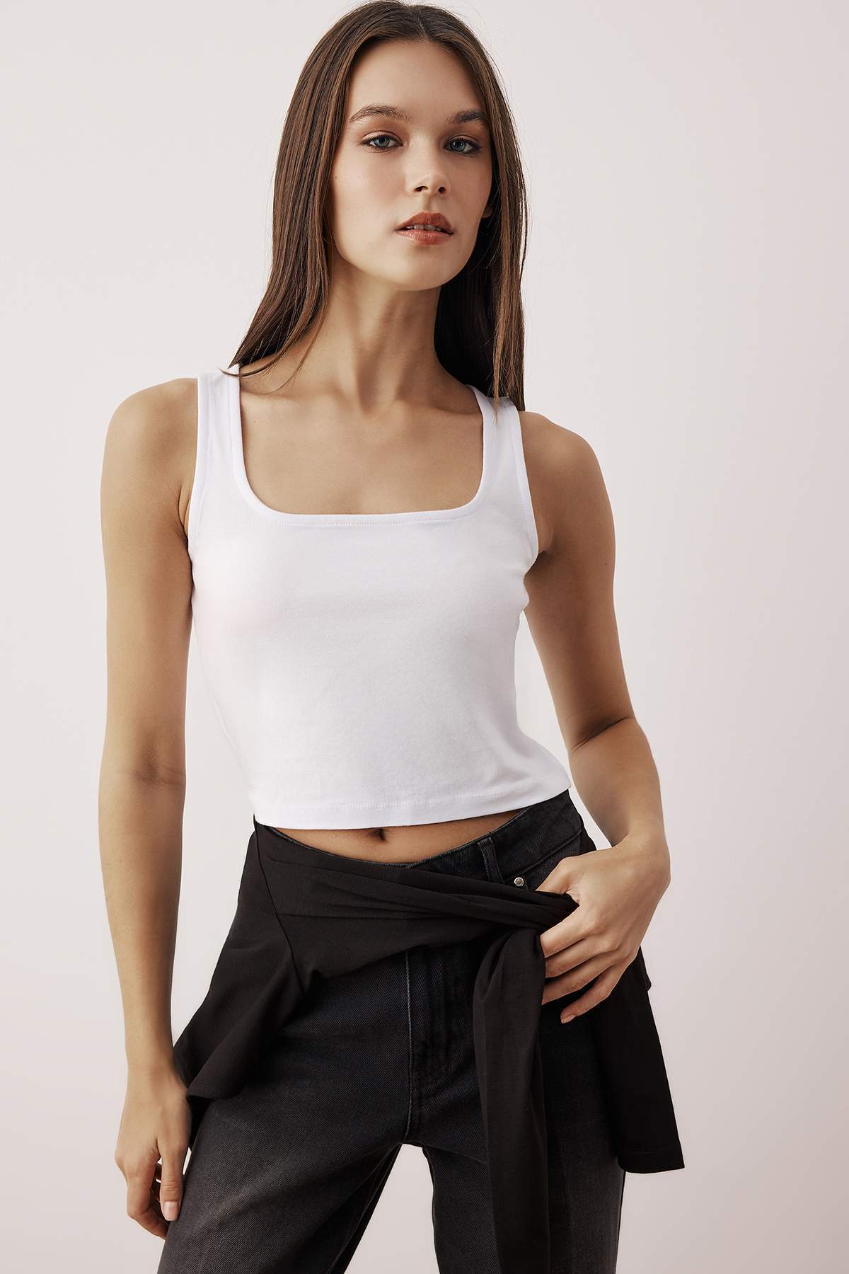 Trendyolmilla  Siyah-Beyaz 2'li Paket Bağlama Detaylı Vücuda Oturan Esnek Örme Bluz TWOAW26BZ00102 - Görsel 3