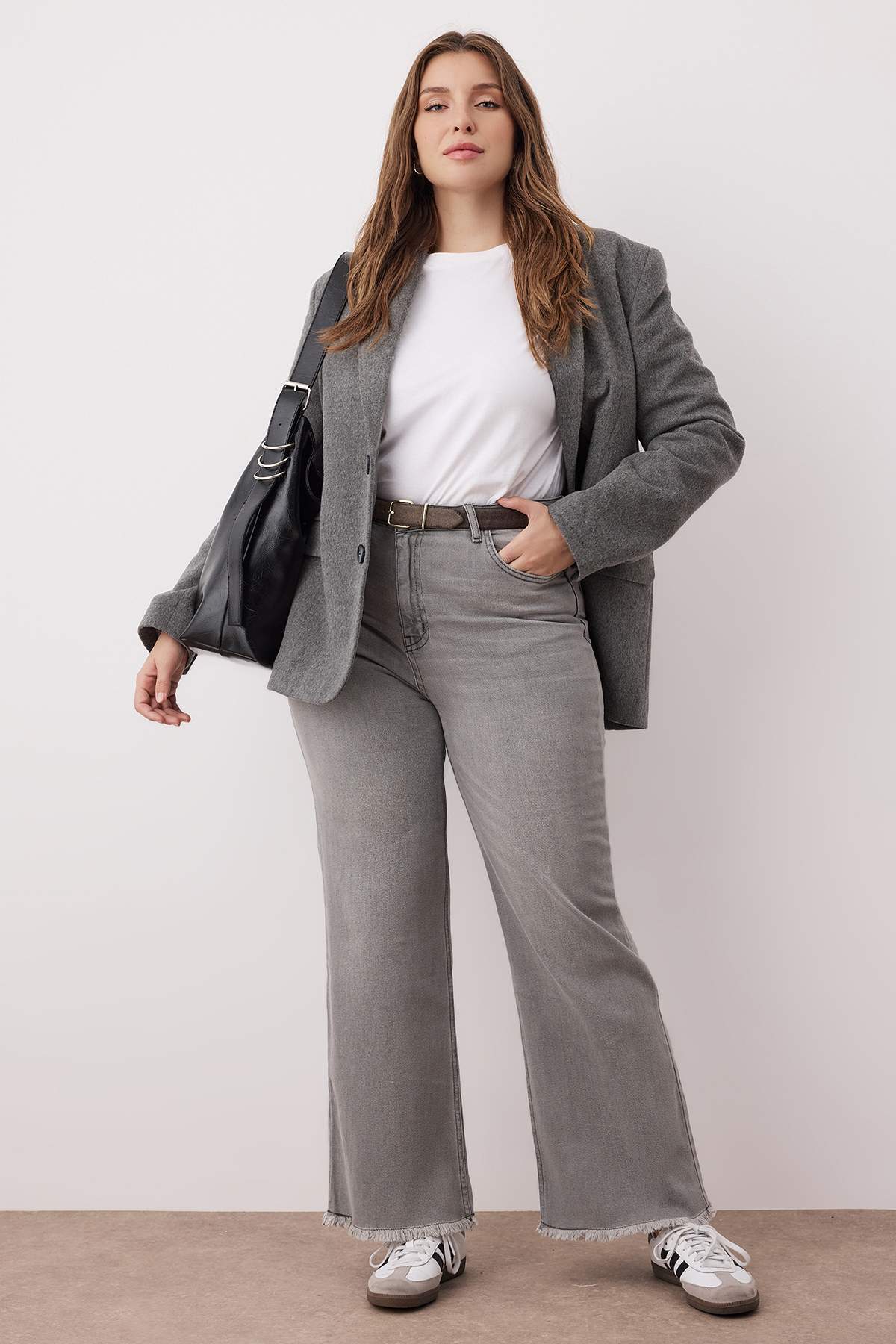 Trendyol Curve Szare jeansy z wysokim stanem, brudnymi końcówkami i szerokimi...