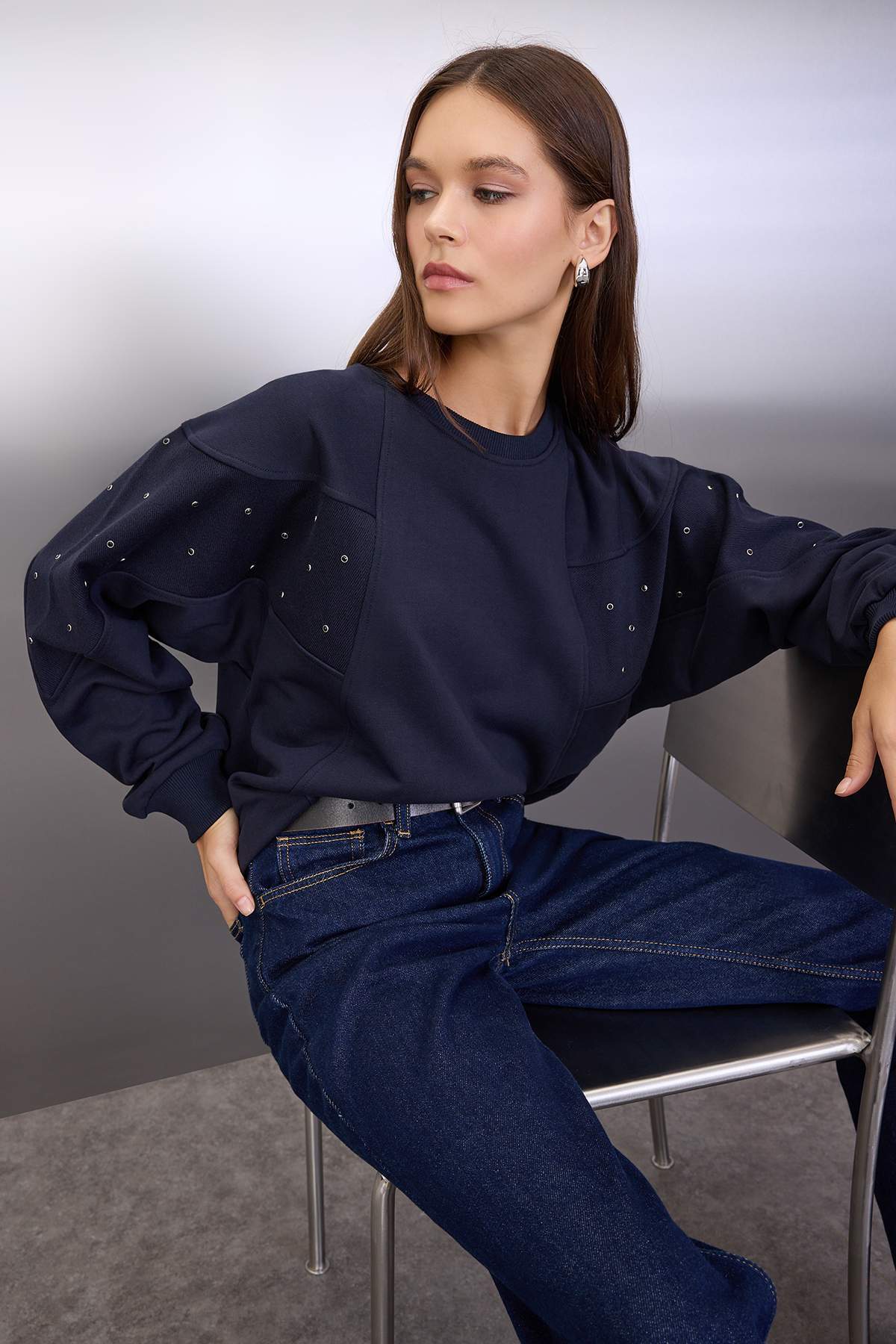 Trendyolmilla  Lacivert Kuşgözü Aksesuar Detaylı Bisiklet Yaka Oversize/Geniş Kesim Örme Sweatshirt TWOAW26SW00038