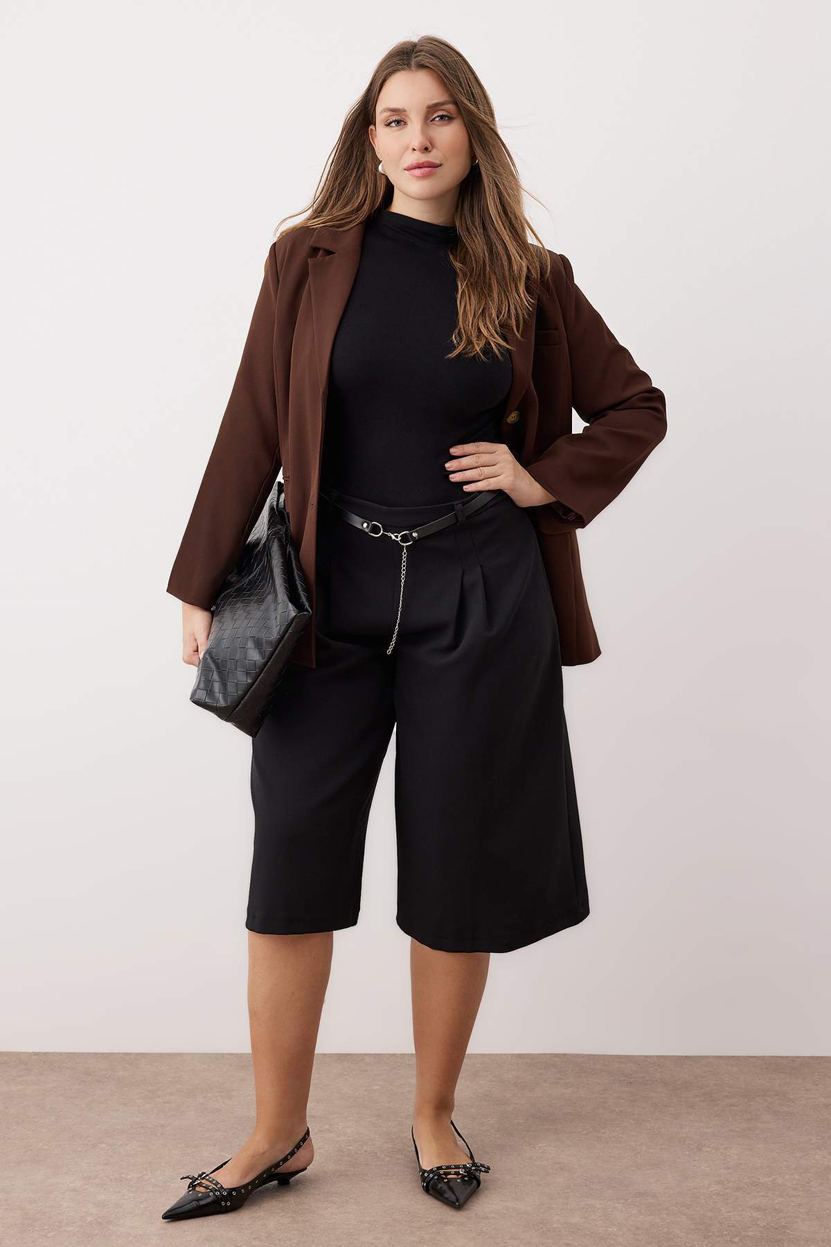 Trendyolmilla  Siyah Geniş Paça Aksesuar Detaylı Kapri Boy Büyük Beden Şort&Bermuda TBBAW26AP00006