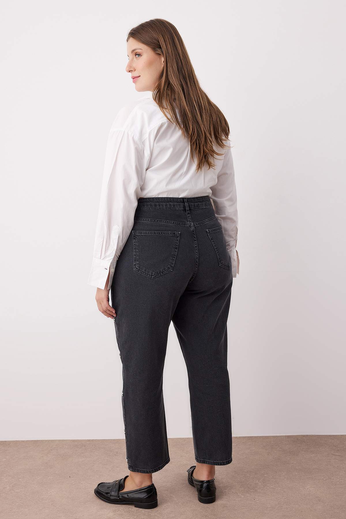 Trendyol Curve Дънки с висока талия и черни камъни TBBAW26CJ00044