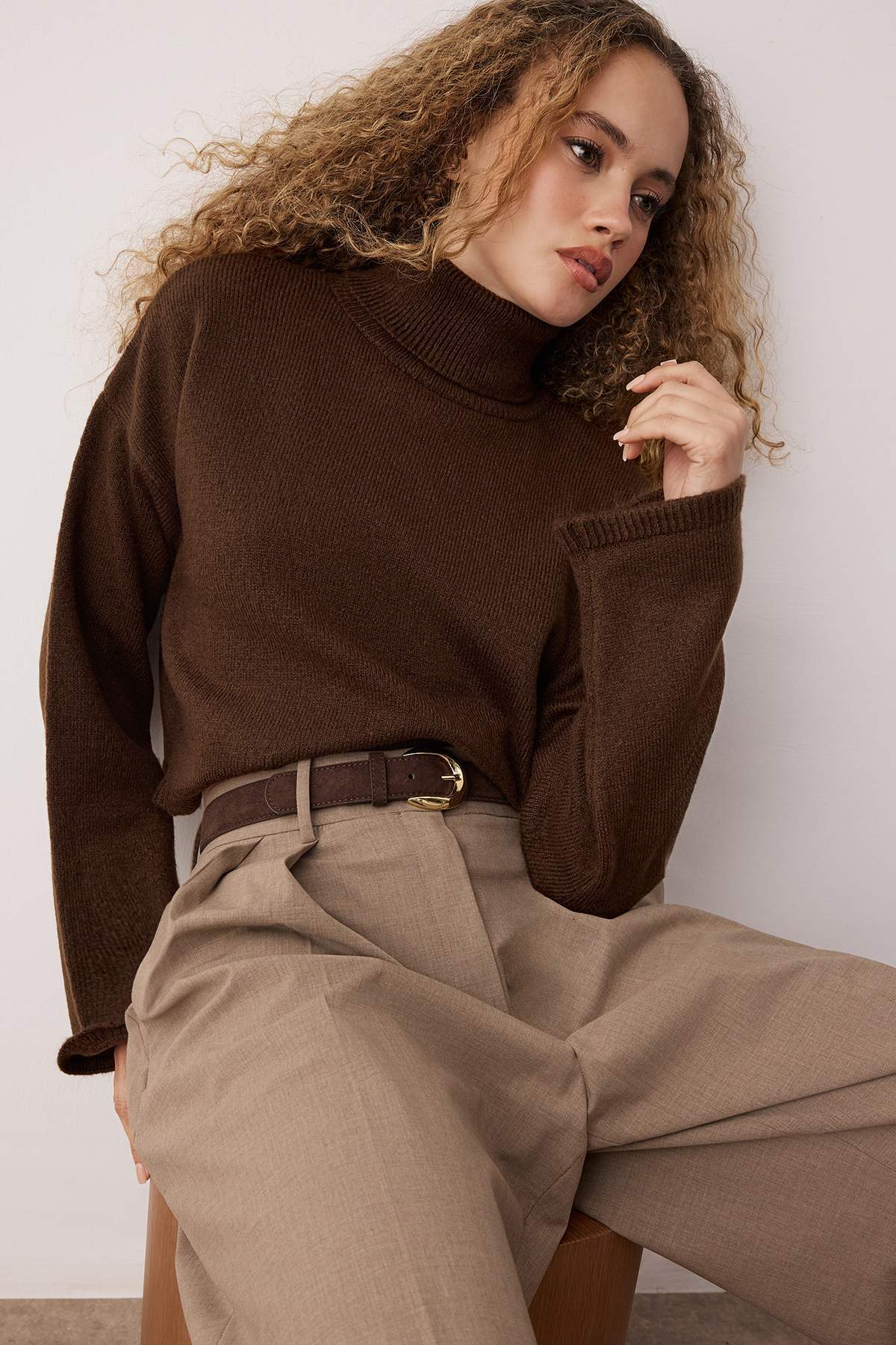 Trendyolmilla Kahverengi Wardrobe Essentials Geniş Kalıp Yumuşak Dokulu Crop/Kısa Triko Kazak TWOAW26KZ00113