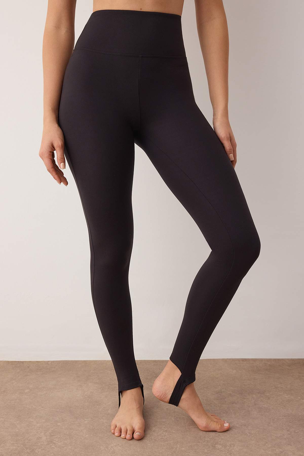 Trendyol Collection Czarne legginsy sportowe z miękkiej tkaniny z czarną szczotką THMAW26TY00018