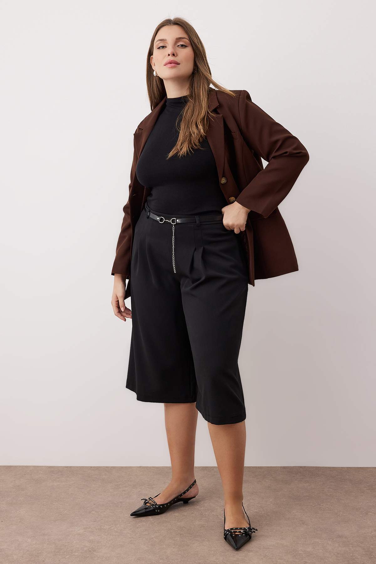 Trendyolmilla  Siyah Geniş Paça Aksesuar Detaylı Kapri Boy Büyük Beden Şort&Bermuda TBBAW26AP00006 - Görsel 2