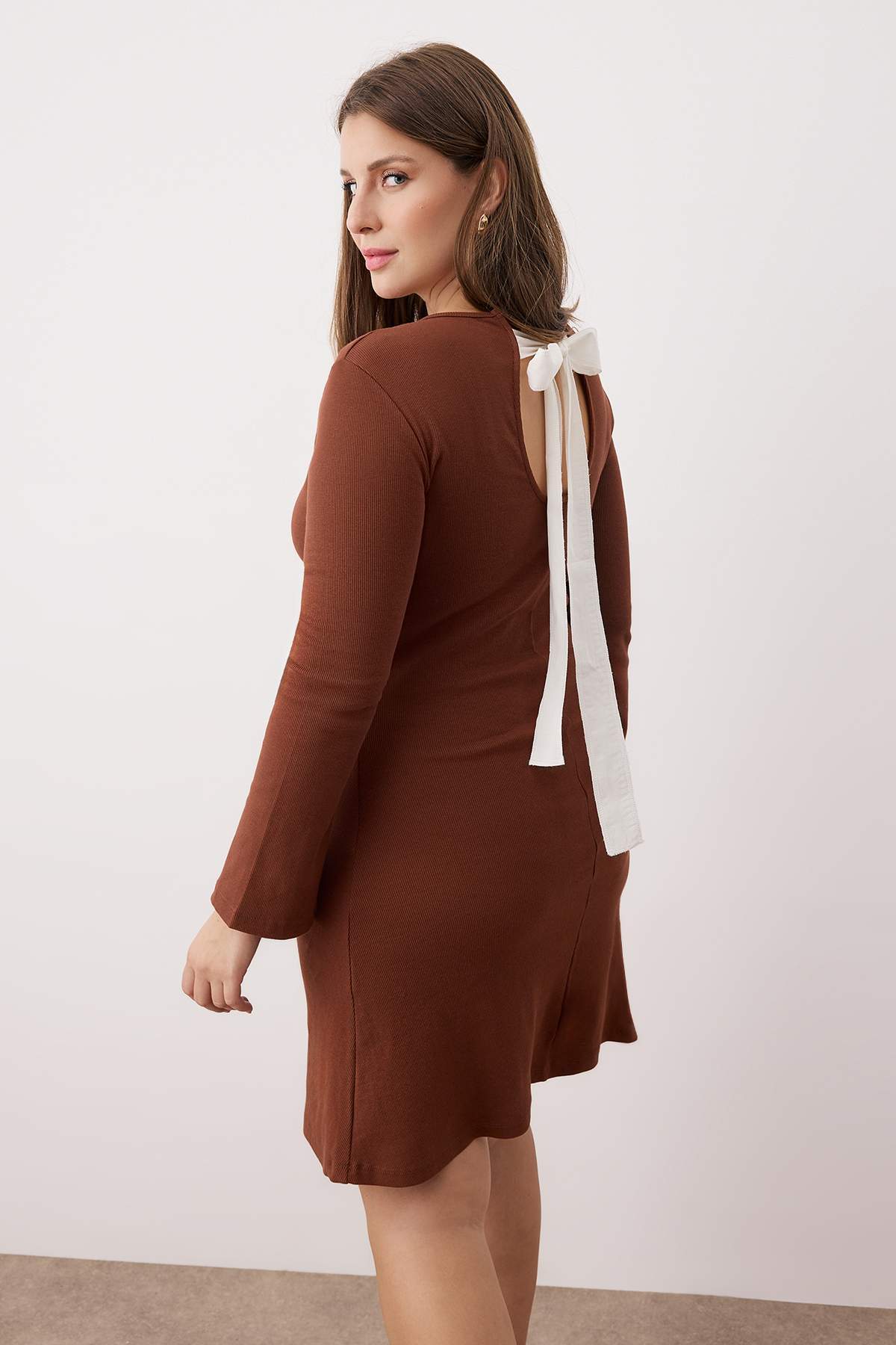 Trendyolmilla Curve Kahverengi A-Line Arkası Bağlama Detaylı Mini Örme Büyük Beden Elbise TBBAW26AH00025