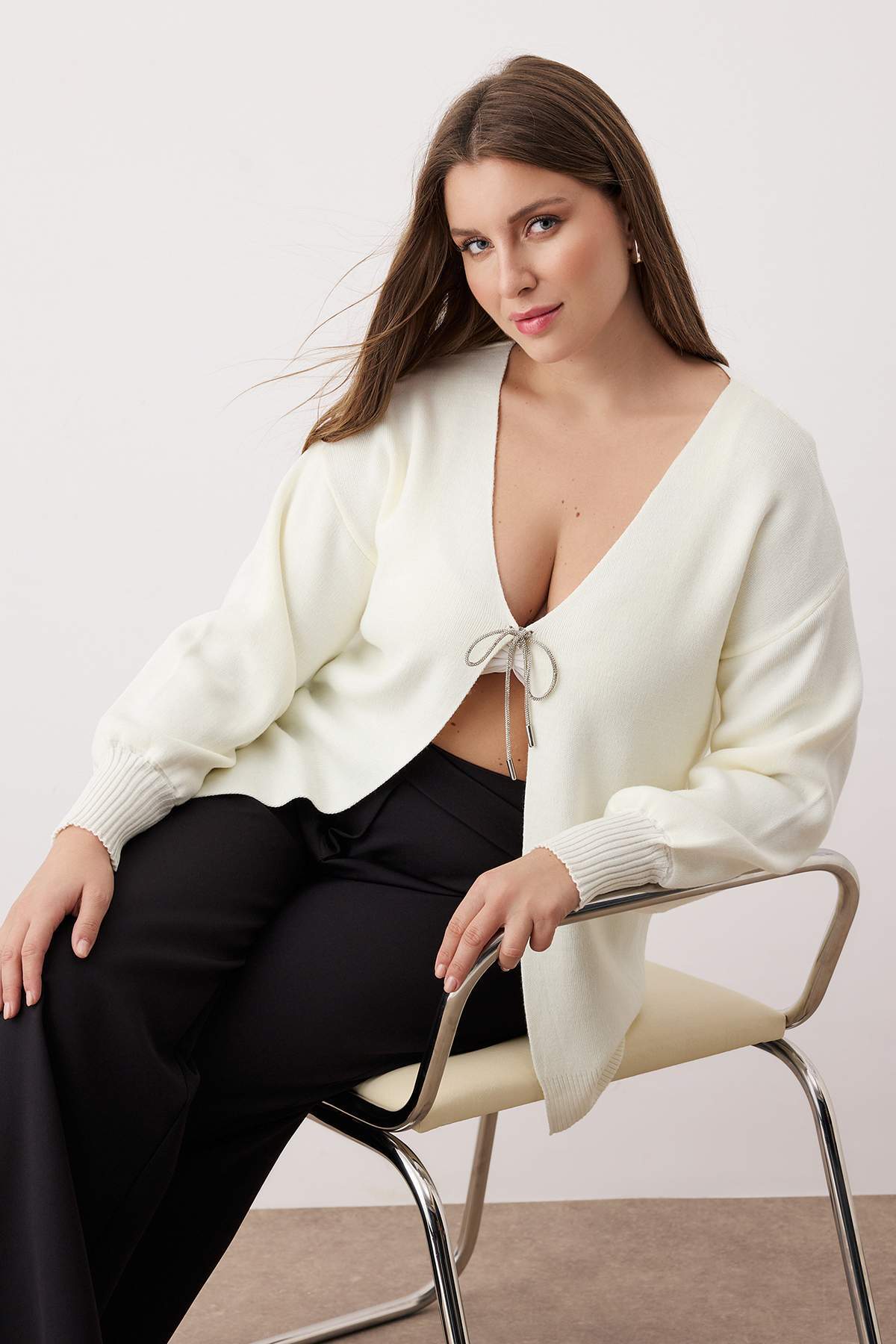 Trendyolmilla Curve Ekru Fiyonk/Kurdele Detaylı Triko Hırka TBBAW26AV00011