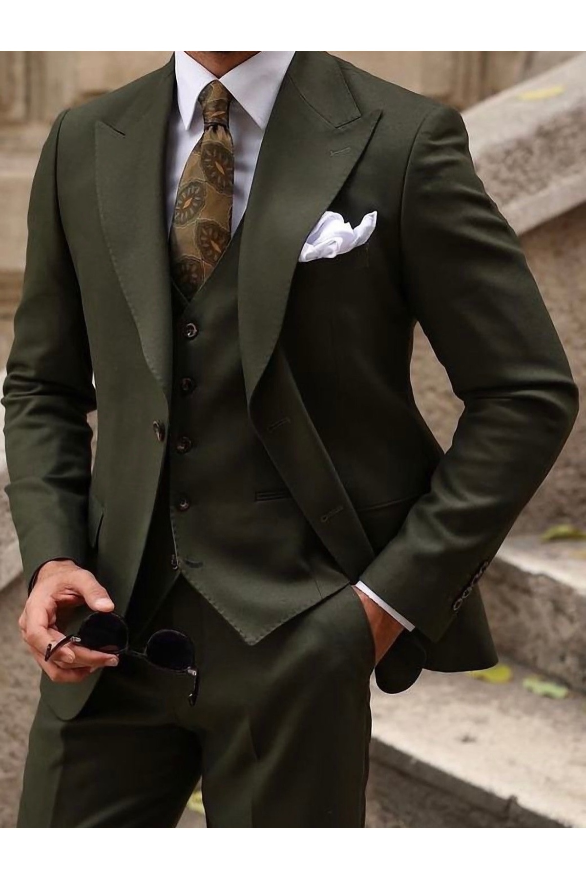 MEN'S SUIT WITH ITALIAN COLLAR VEST