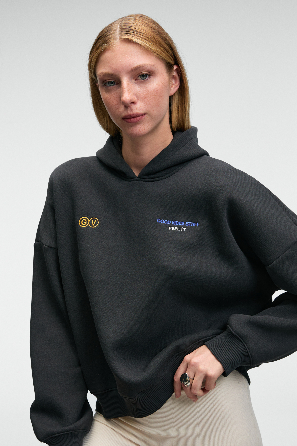 GRIMELANGE LUXE Kadın Renk Nakışlı Ve Arkası Baskı Detaylı Kapüşonlu Antrasit Sweatshirt görsel 2