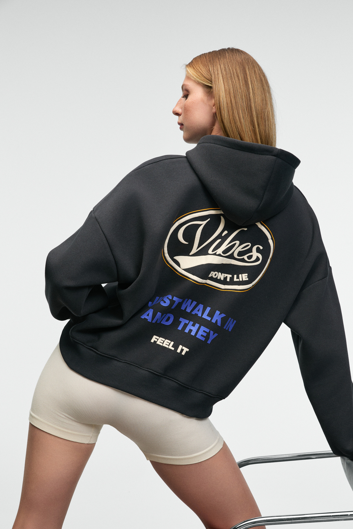 GRIMELANGE LUXE Kadın Renk Nakışlı Ve Arkası Baskı Detaylı Kapüşonlu Antrasit Sweatshirt görsel 4