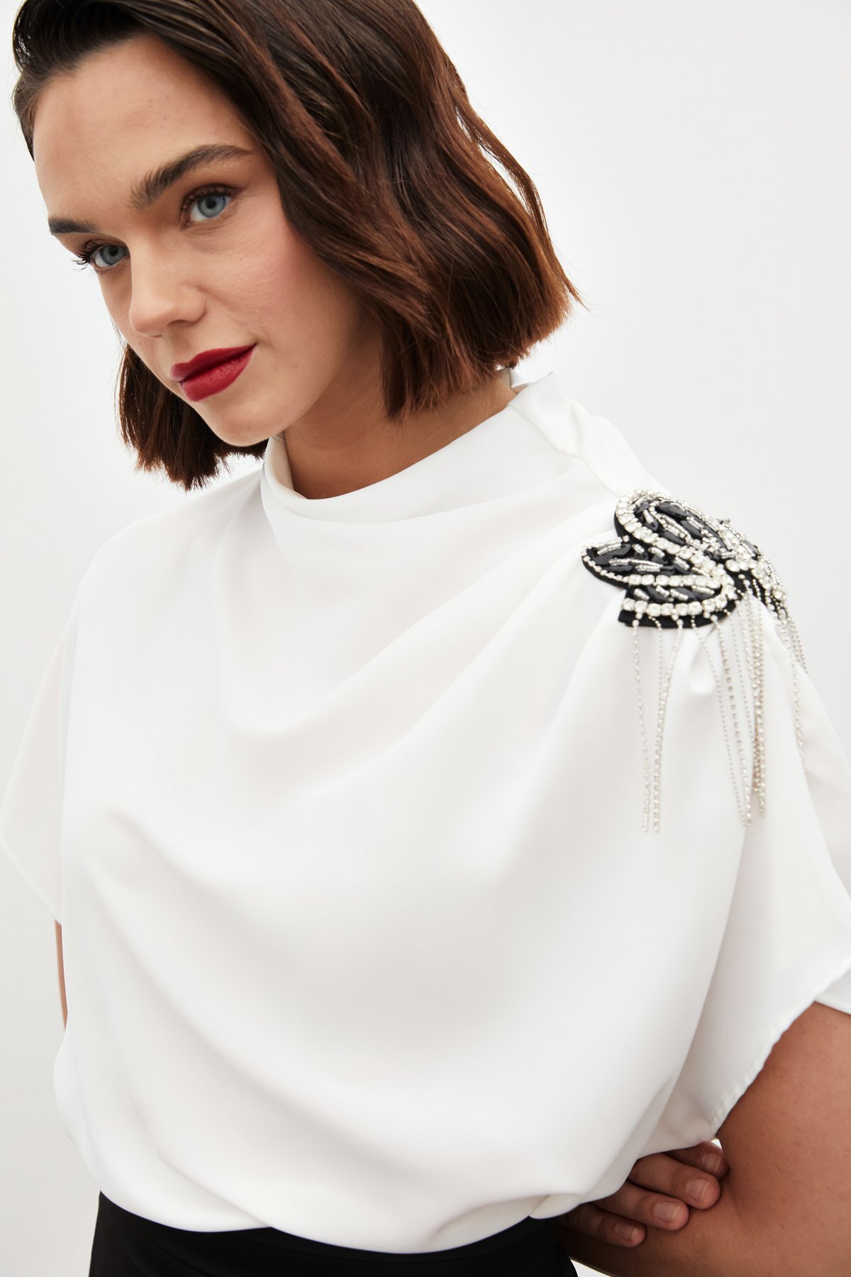 Sateen  Tek Omuz Aksesuarlı Salaş Bluz - Ekru - Görsel 2