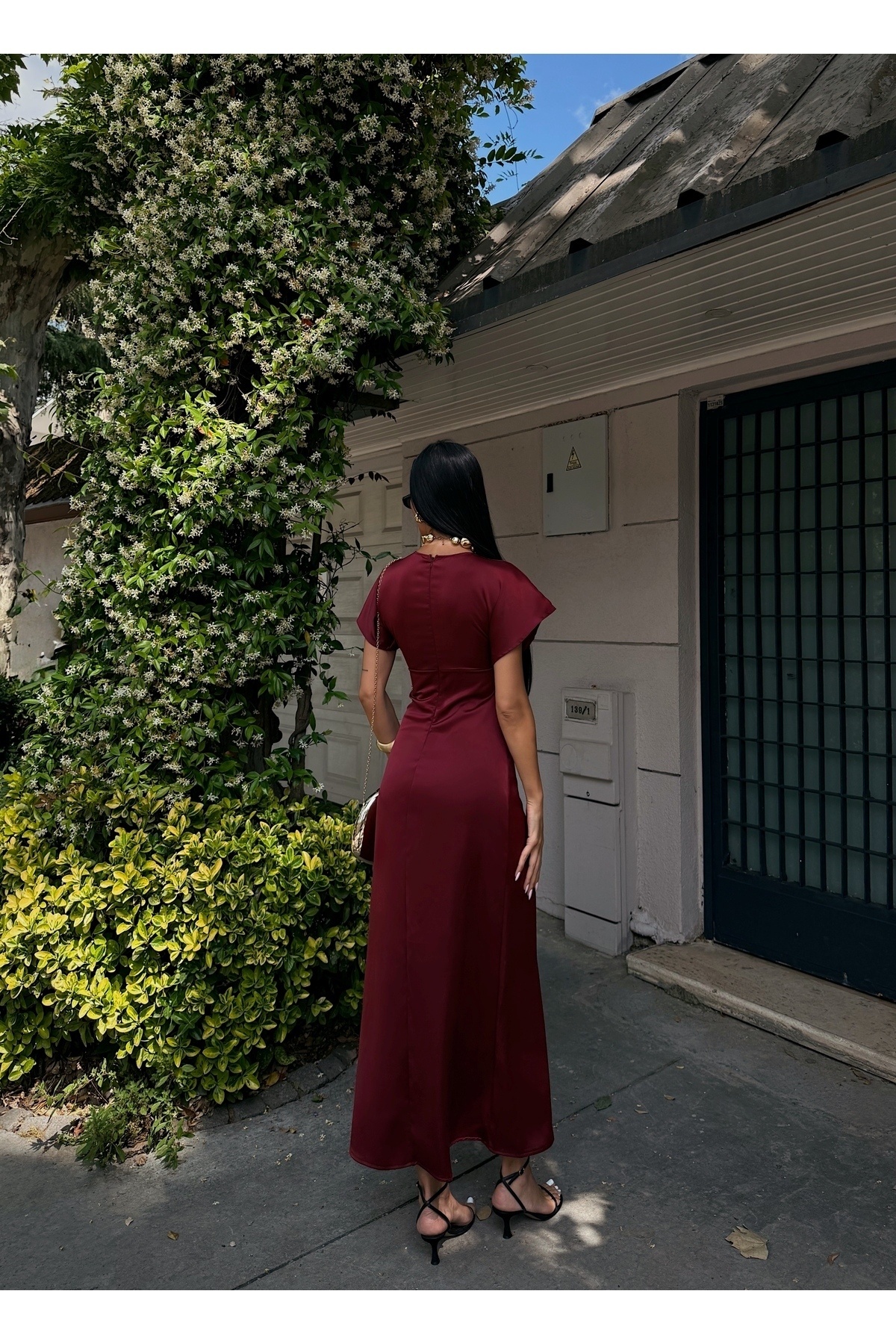 OLSAMODA KADIN BORDO V YAKA PİLELİ SATEN MİDİ ELBİSE görsel 6