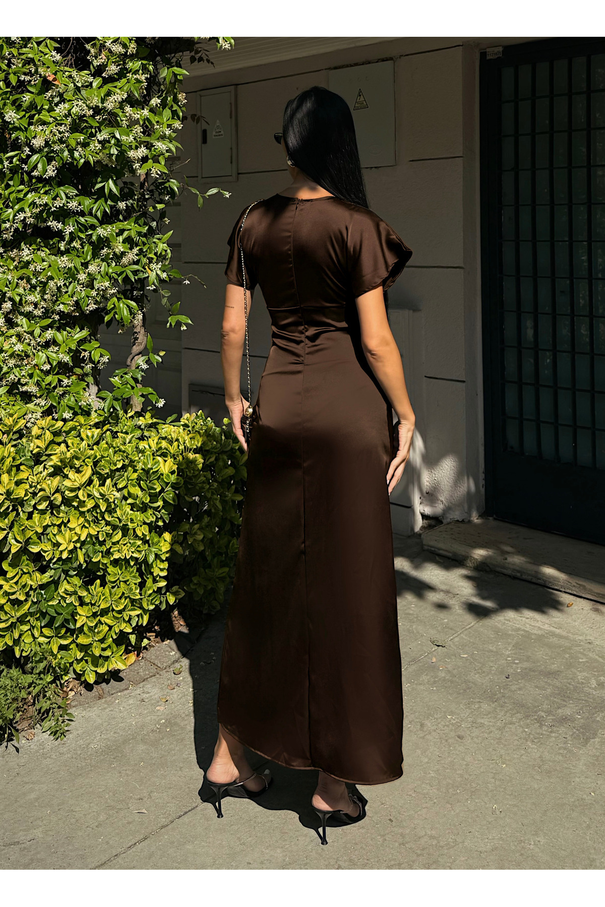 OLSAMODA  KADIN V YAKA PİLELİ SATEN MİDİ ELBİSE - Görsel 5