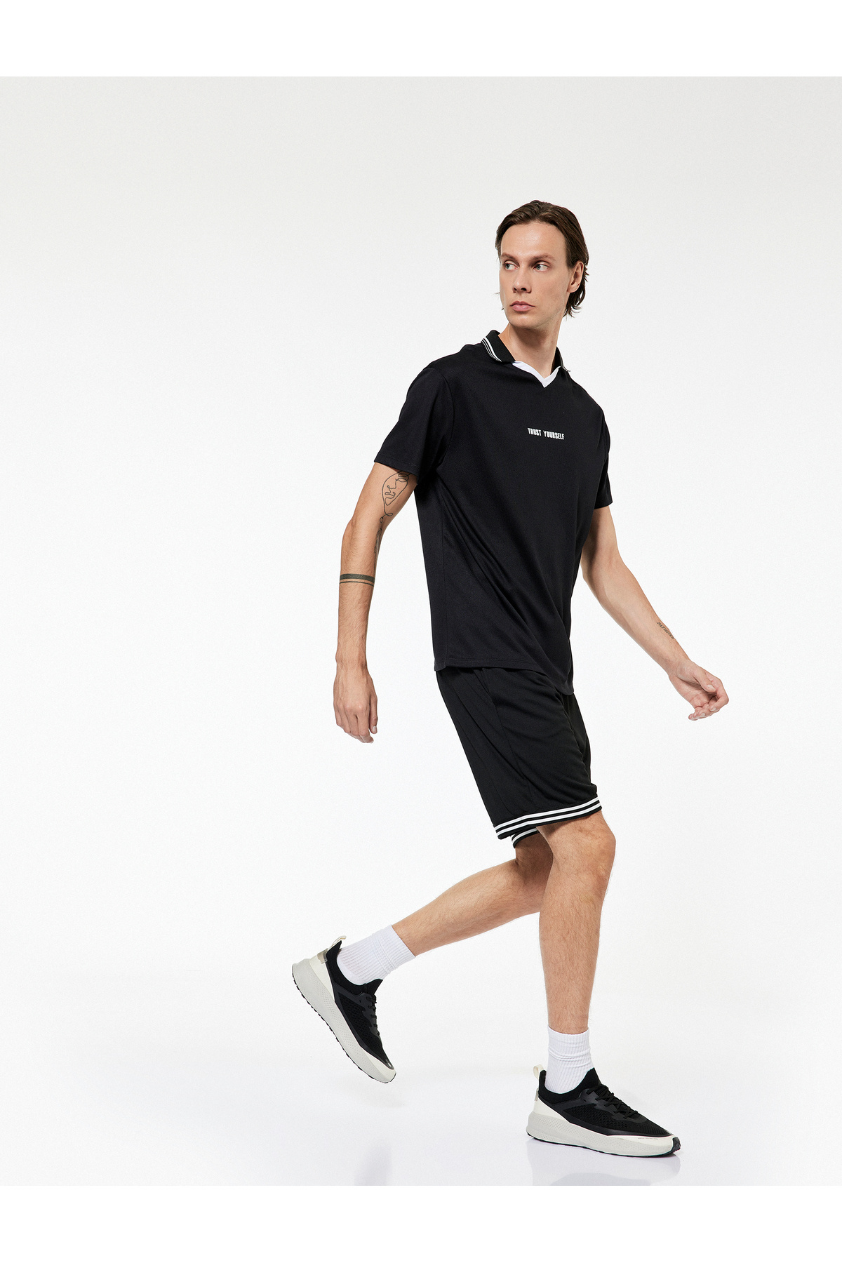 شلوارک اسپرت با تناسب راحت، جیبی، با جزئیات راه راه، کمر بسته Koton شلوارک اسپرت با تناسب راحت، جیبی، با جزئیات راه راه، کمر بسته Koton