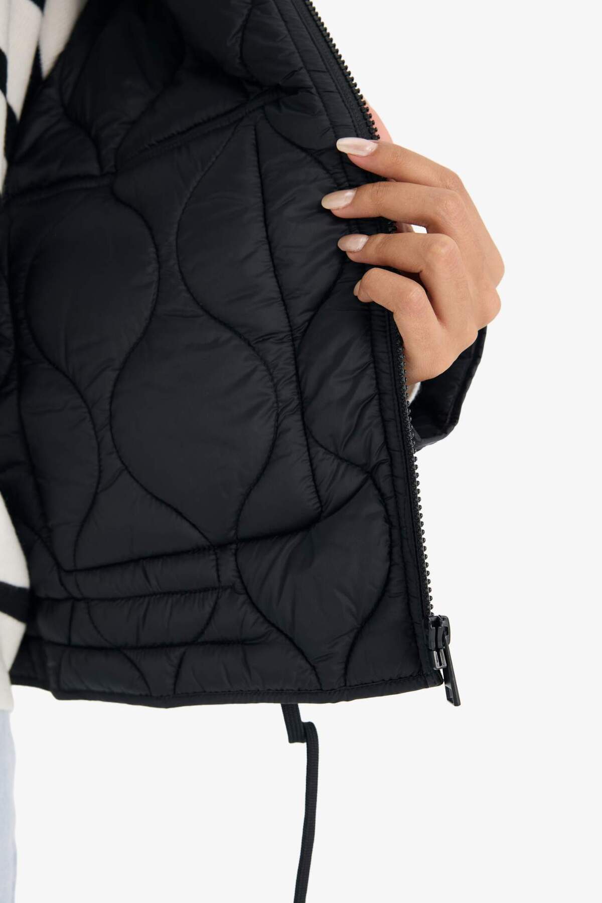 Defacto  Su Geçirmez Regular Fit Fermuarlı Kapitoneli Siyah Kadın Mont E8674AX/BK27 - Görsel 7