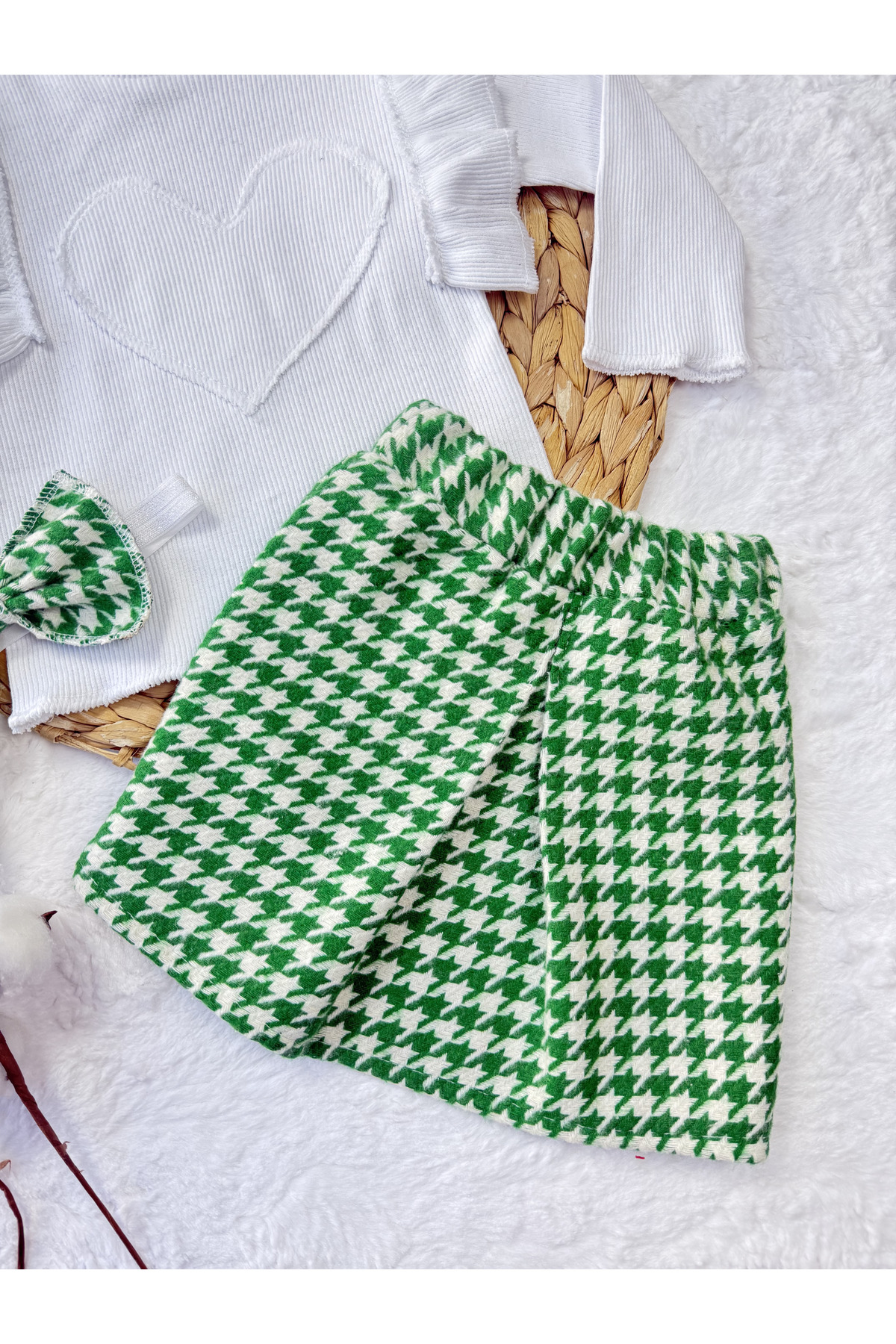 AKİF GİYİM Kız Bebek & Çocuk Kalpli Fırfırlı Badi Kazayağı Etek Bandana Takımı fotoğrafı 5 (önizleme)