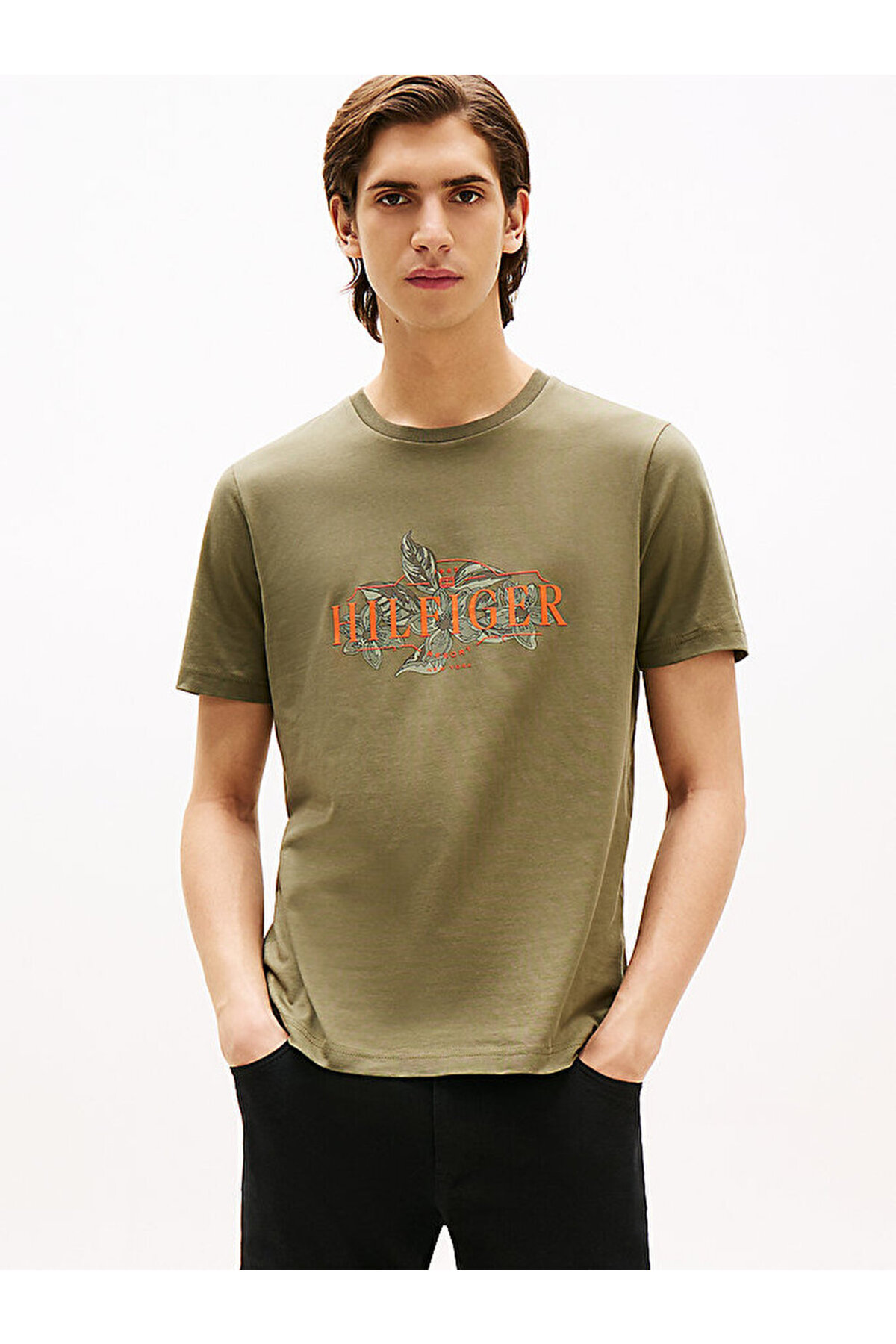 تامی هیلفیگر تی‌شرت مردانه طرح هیلفیگر با طرح گل‌های گرمسیری
