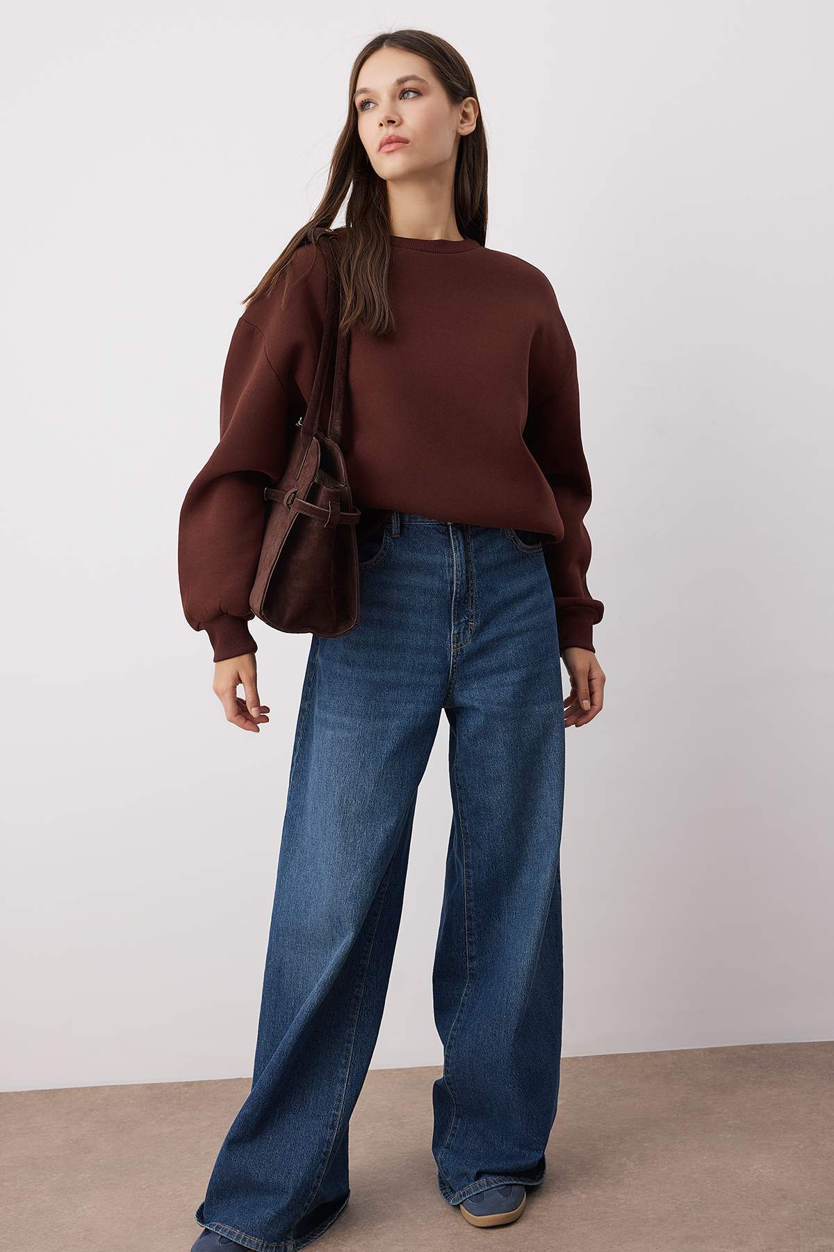 Trendyolmilla  Koyu Kahverengi Oversize/Rahat Kesim Bisiklet Yaka Kalın/İçi polarlı Örme Sweatshirt TWOAW24SW00102 - Görsel 2