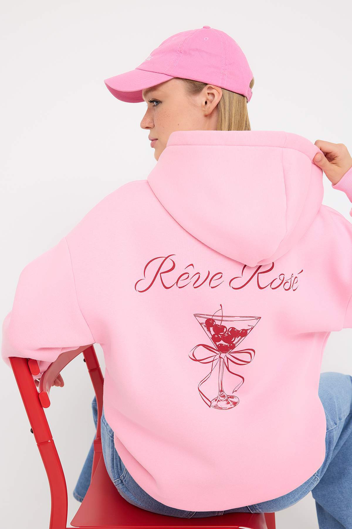 Trendyolmilla  Açık Pembe Sırt ve Ön Baskılı Kapüşonlu Oversize/Geniş Kalıp Örme Sweatshirt TWOAW26SW00042 - Görsel 2